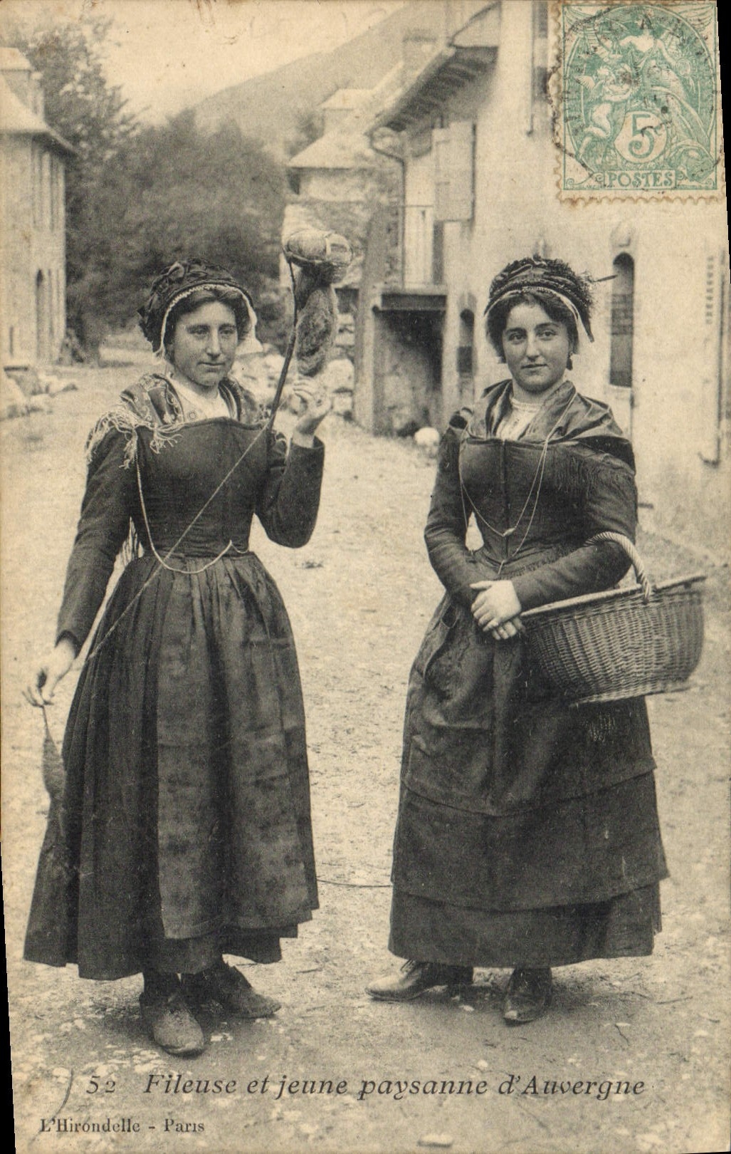 CPA Folklore Fileuse et jeunne paysanne d'Auvergne 