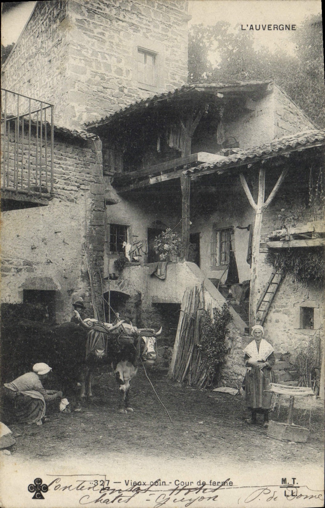 CPA Folklore L'auvergne Cour de ferme 