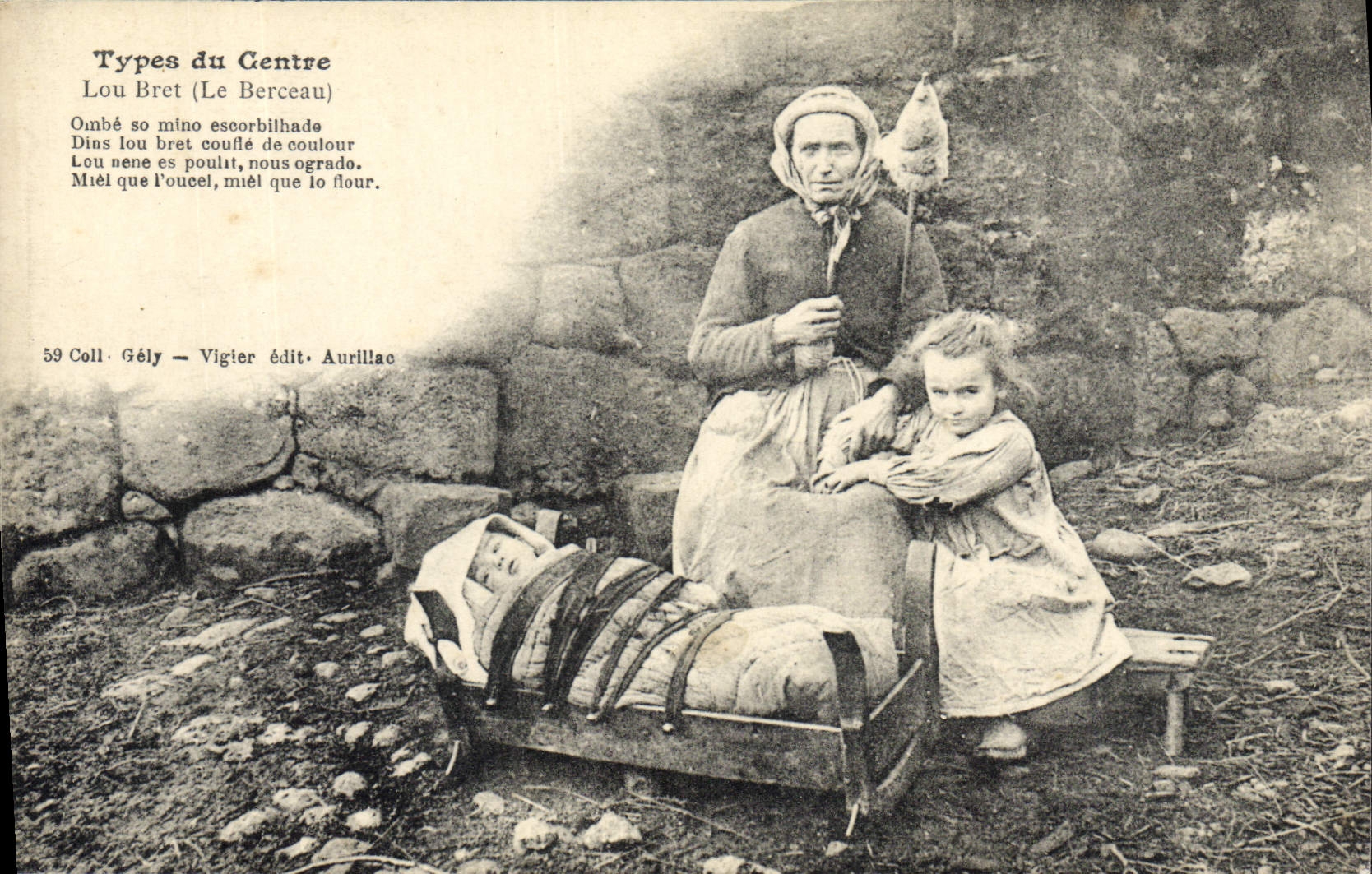 CPA Folklore TYpe du centre Lou Bret le berceau 