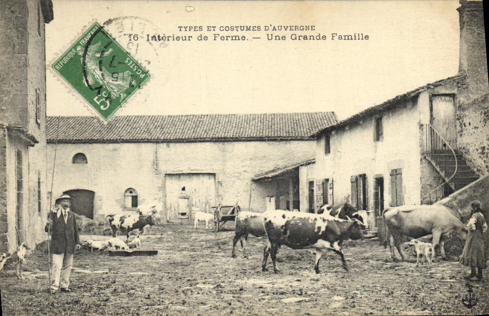 CPA Folklore Types et costumes d'auvergne interieur de ferme Vaches 