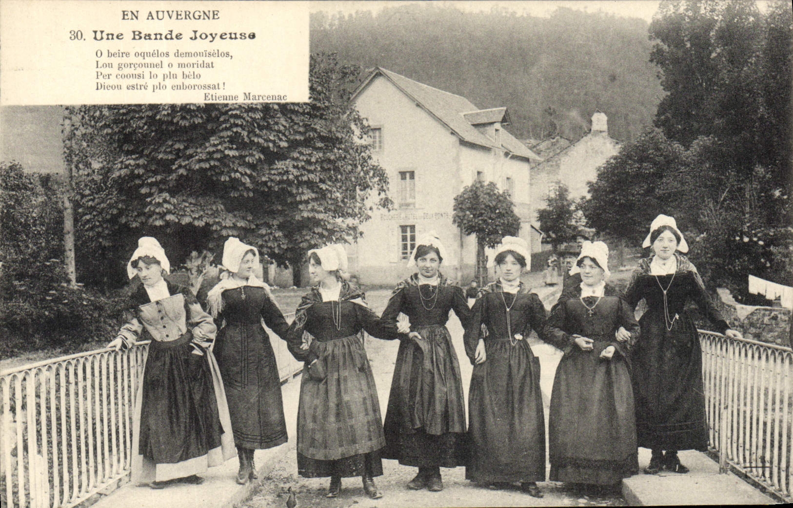 CPA Folklore En Auvergne une bande joyeuse 