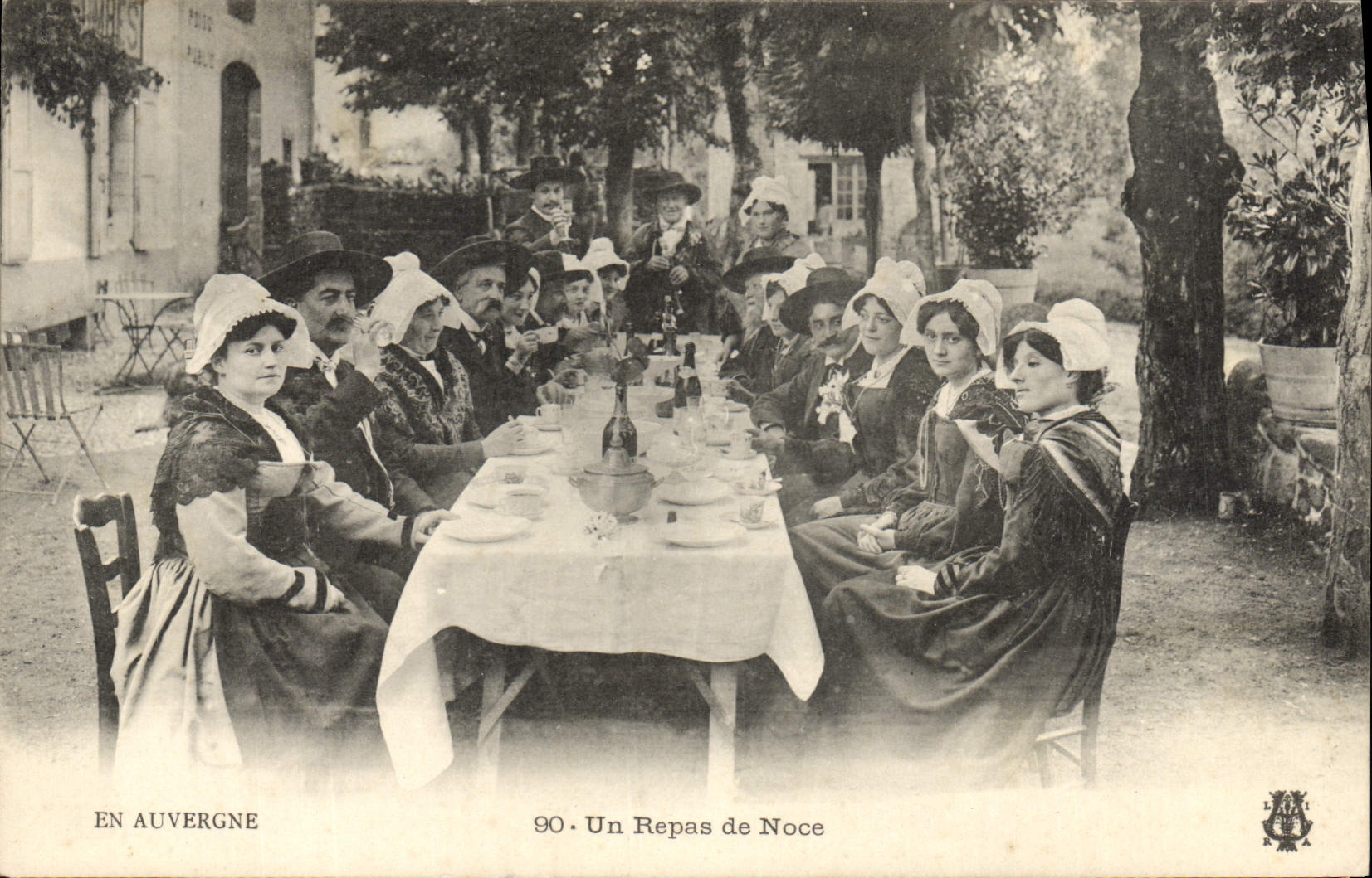CPA Folklore En Auvergne un repas de Noce 