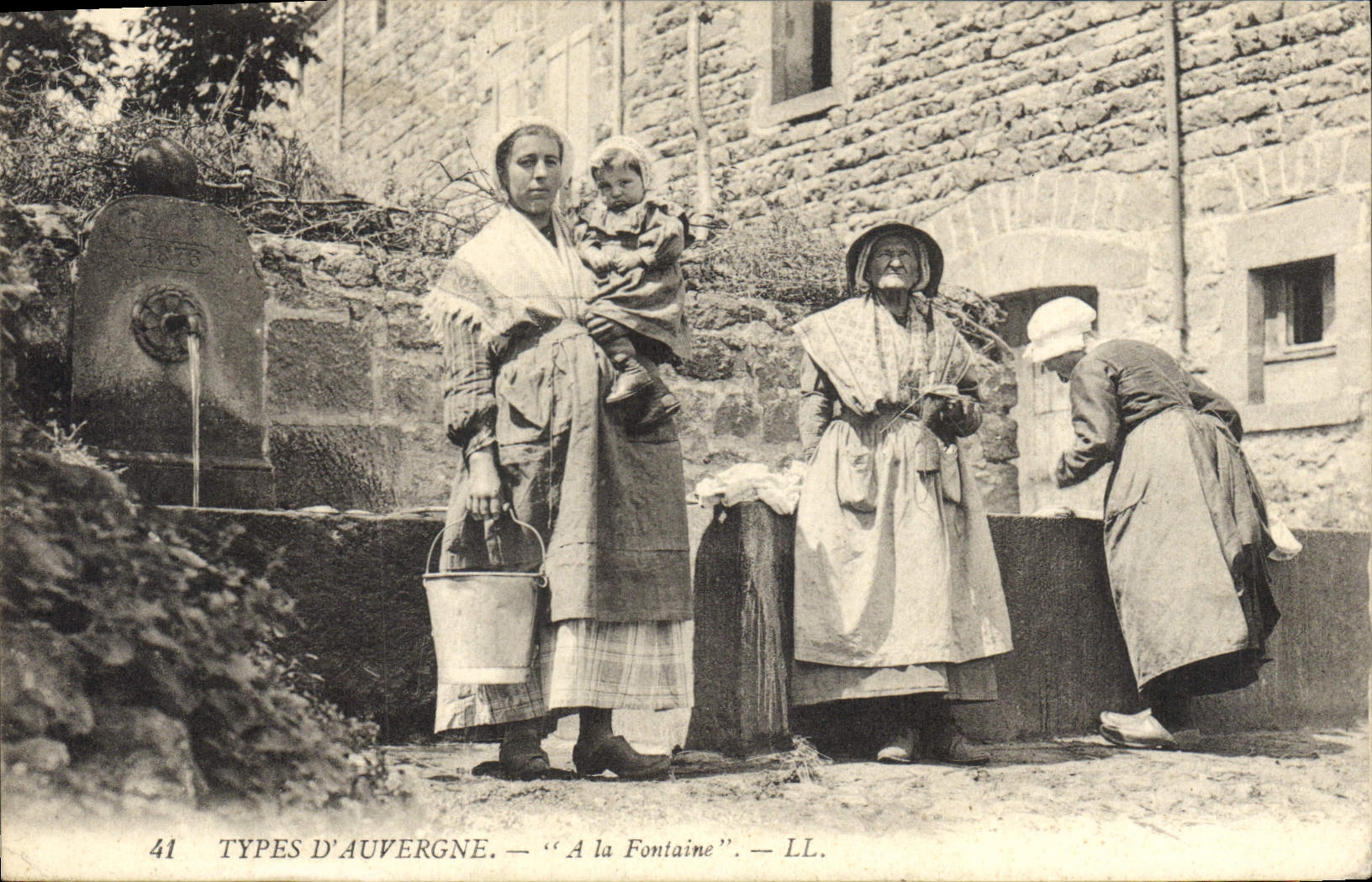 CPA Folklore Types d'Auvergne a la Fontaine 