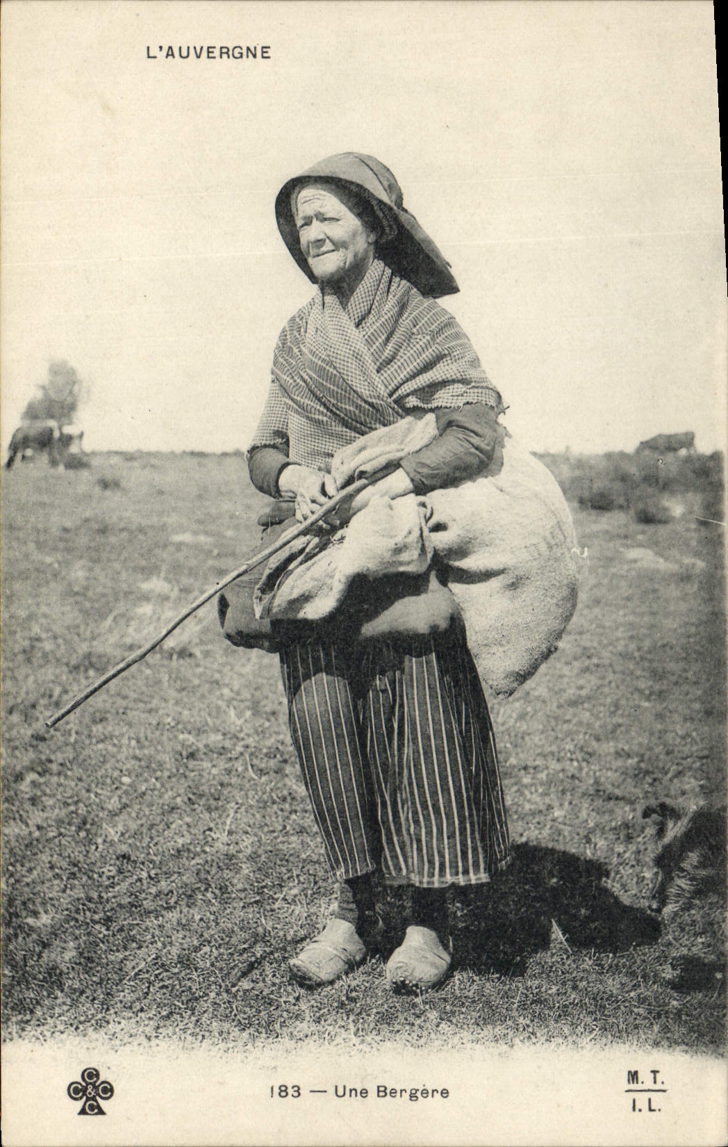 CPA Folklore L'Auvergne une Bergere 