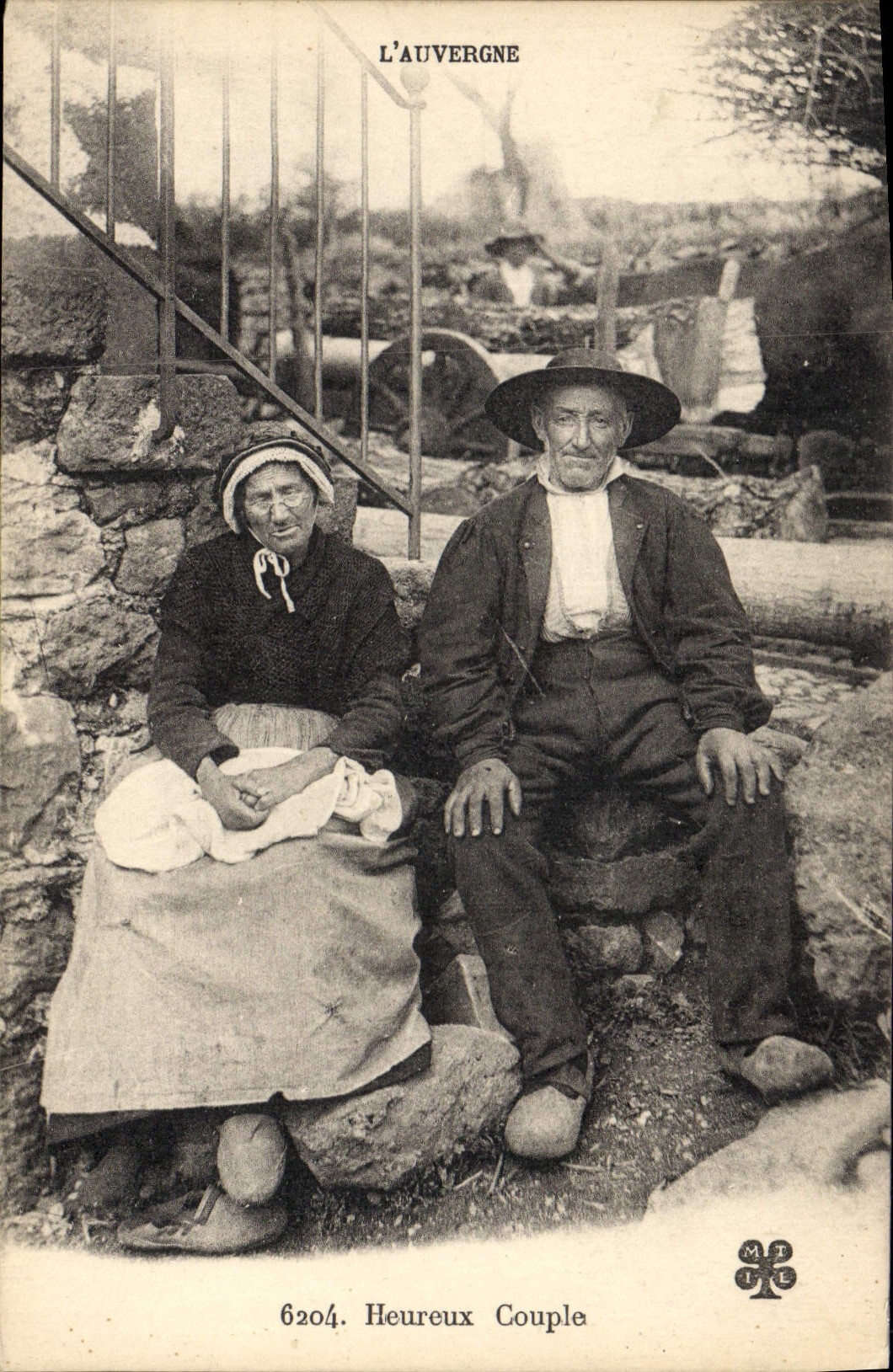 CPA Folklore L'Auvergne Heureux Couple