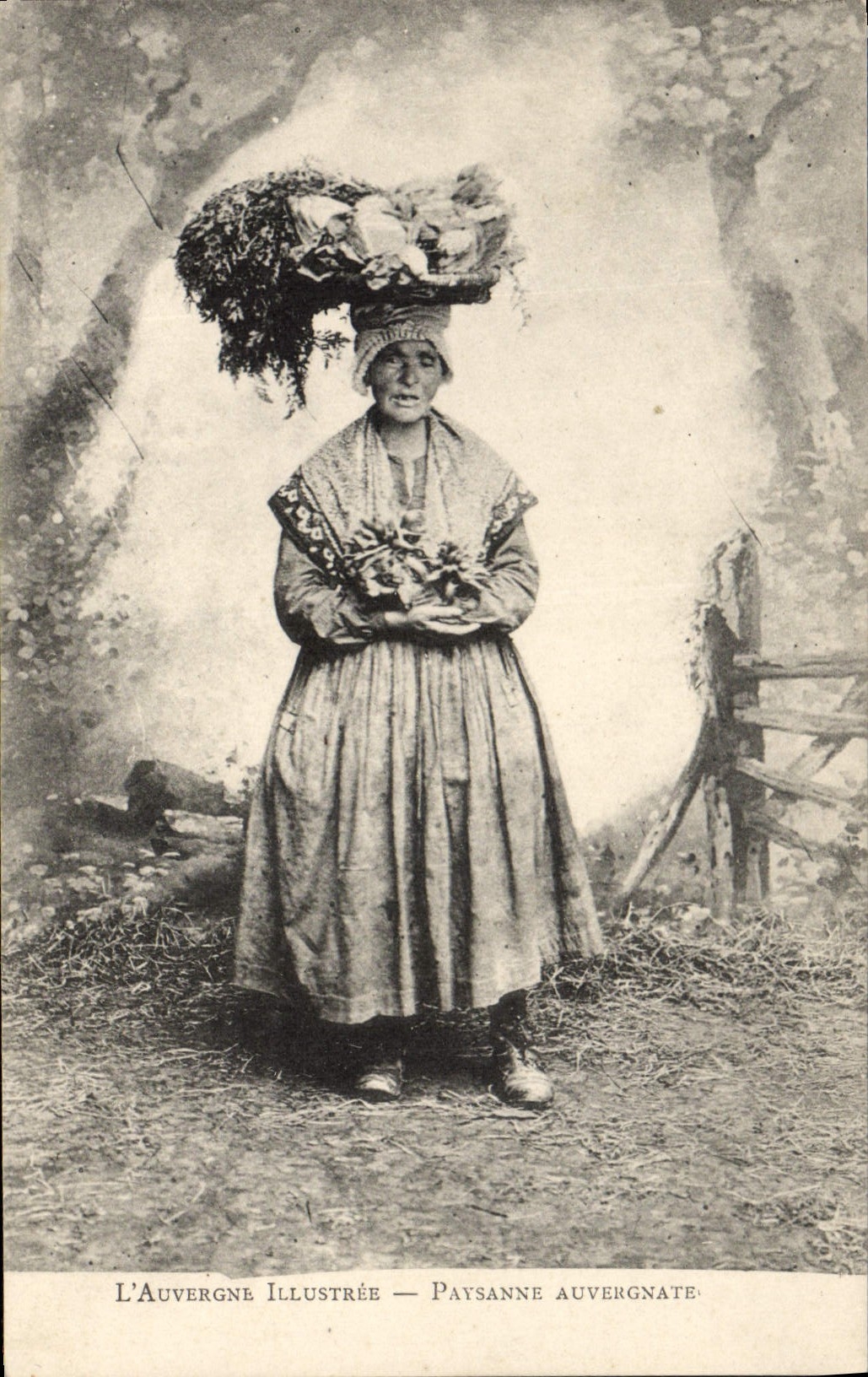 CPA Folklore L'Auvergne Illustree Paysanne Auvergnate 