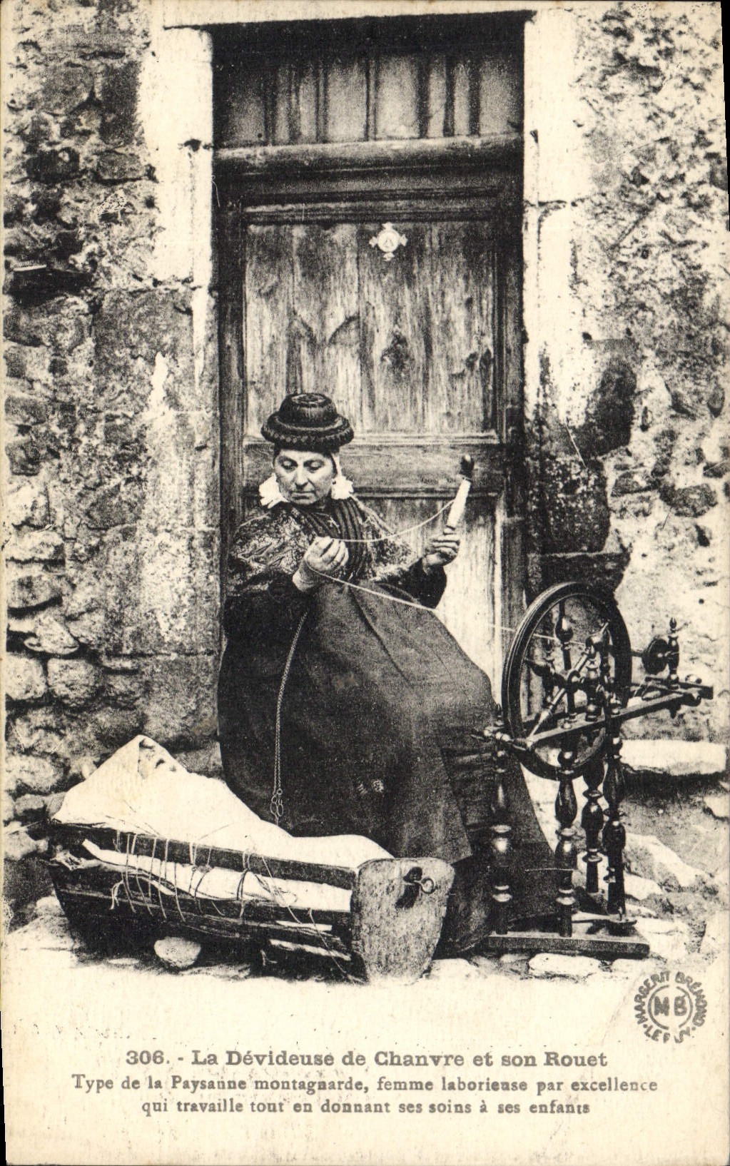 CPA Folklore La devideuse de Chanvre et son Rouet 