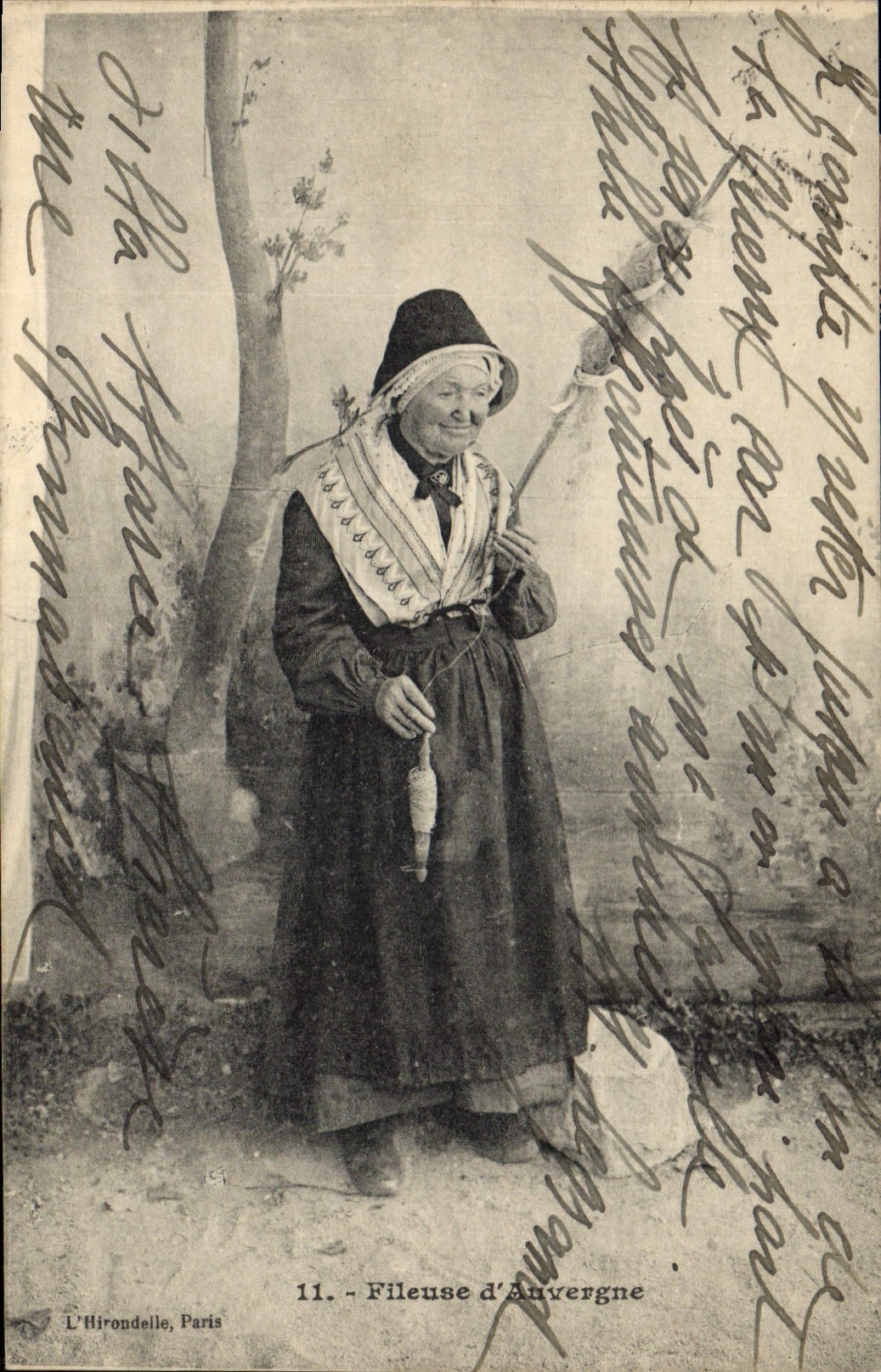 CPA Folklore fileuse d'Auvergne 