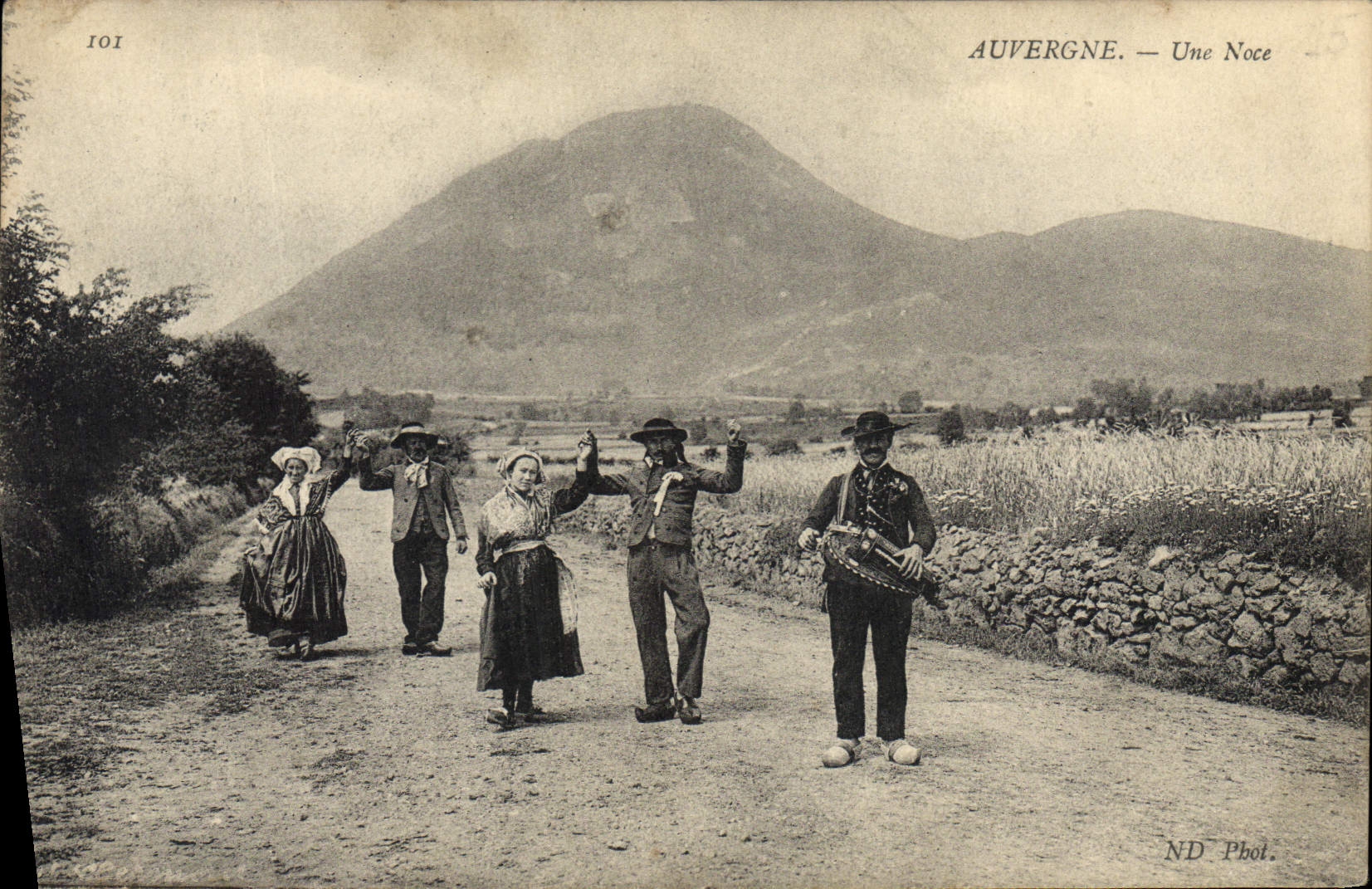 CPA Folklore Auvergne une Noce 