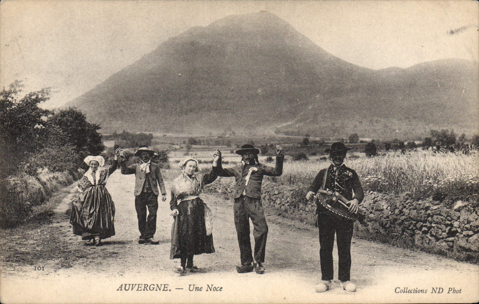 CPA Folklore Auvergne une Noce 