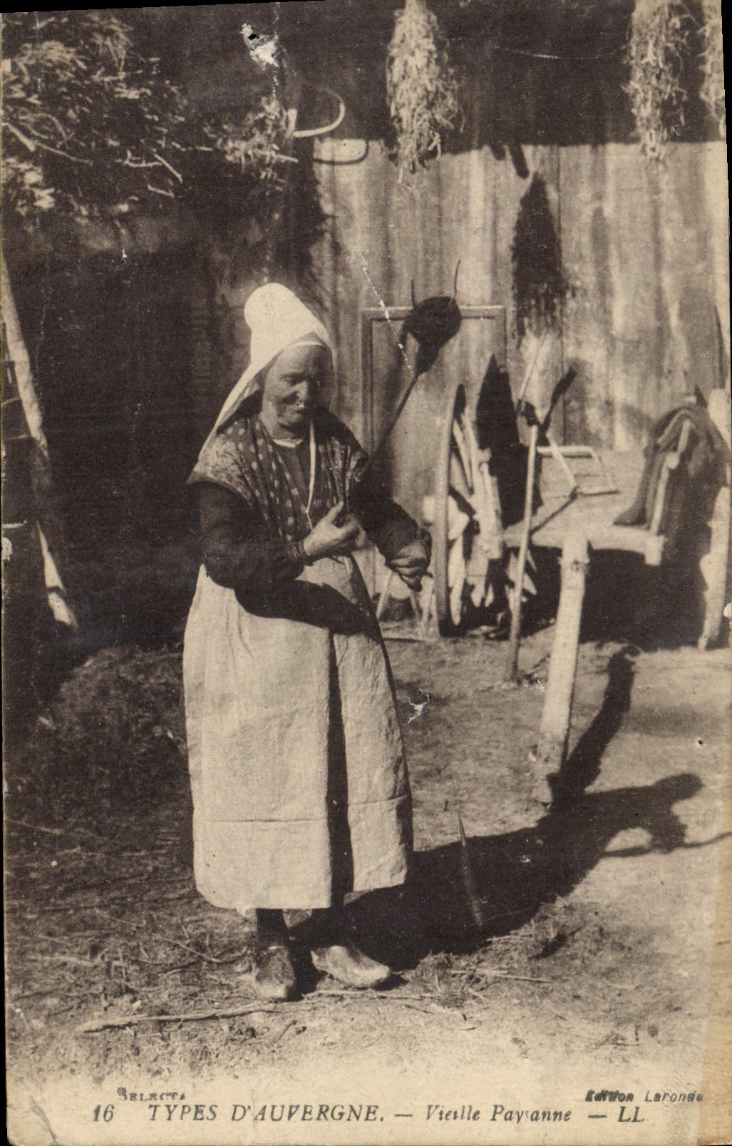 CPA Folklore Types d'Auvergne Vieille Paysanne