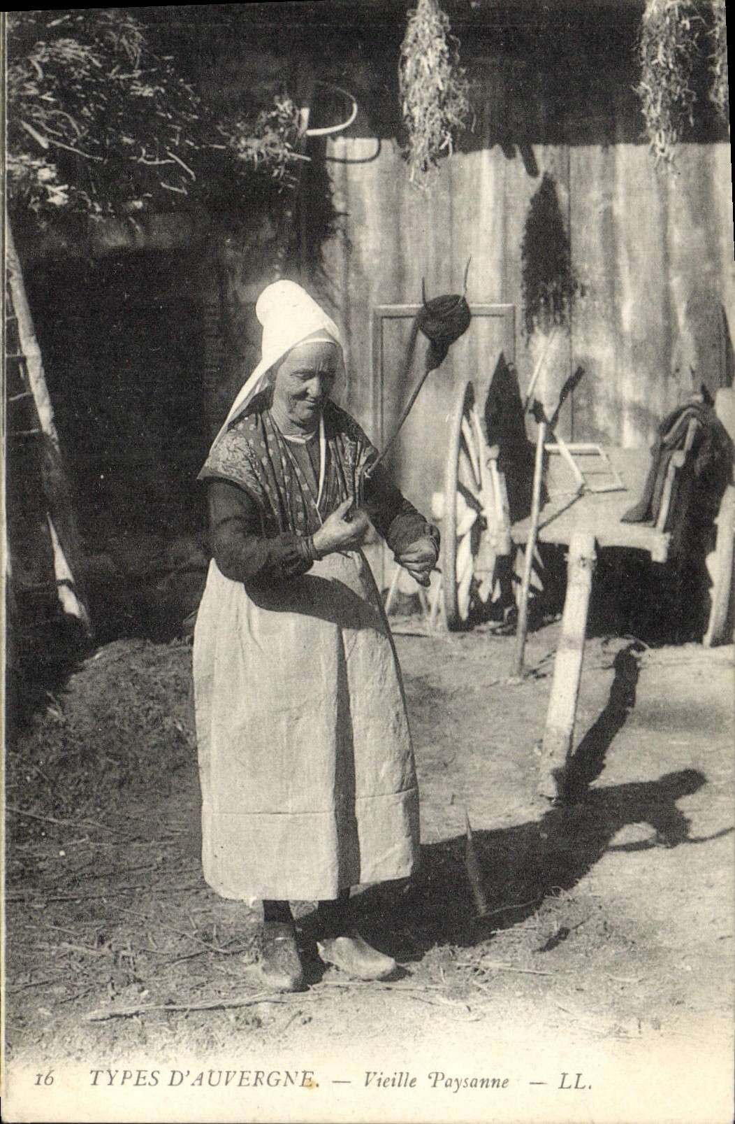 CPA Folklore Types d'Auvergne vieille Paysanne 