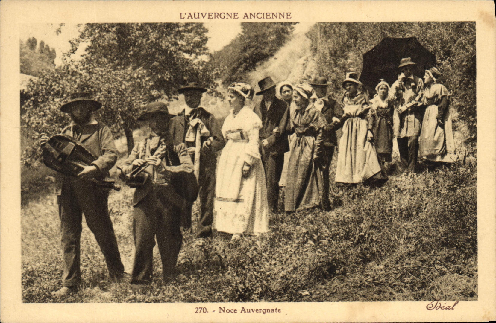 CPA Folklore L'Auvergne ancienne Noce Auvergnate 