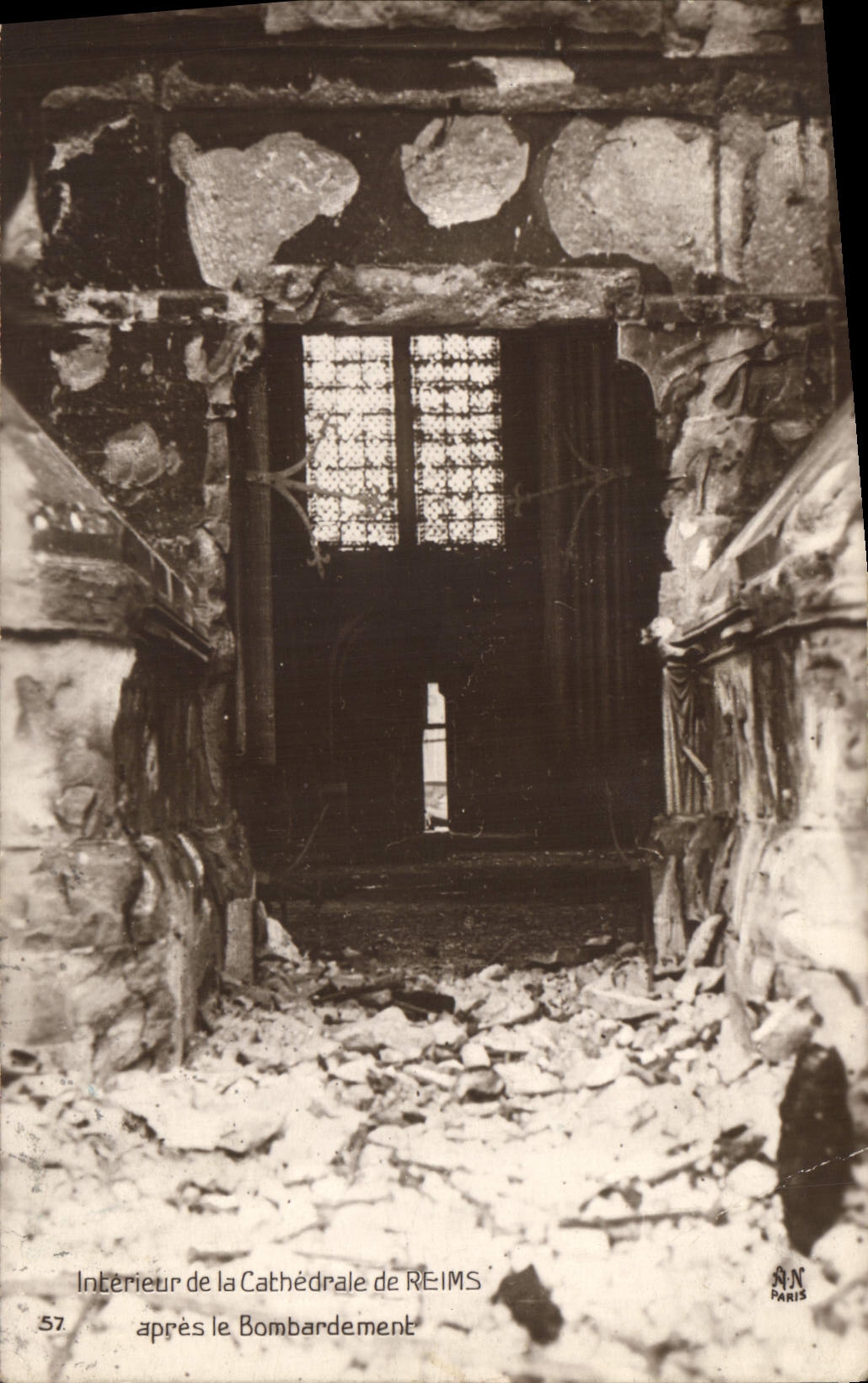 CPA Militaria Interieur de la Cathedrale de Reims apres le Bombardement 