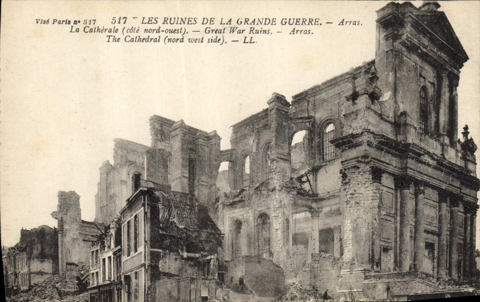 CPA Militaria Les Ruines de la Grande Guerre Arras La Cathedrale 
