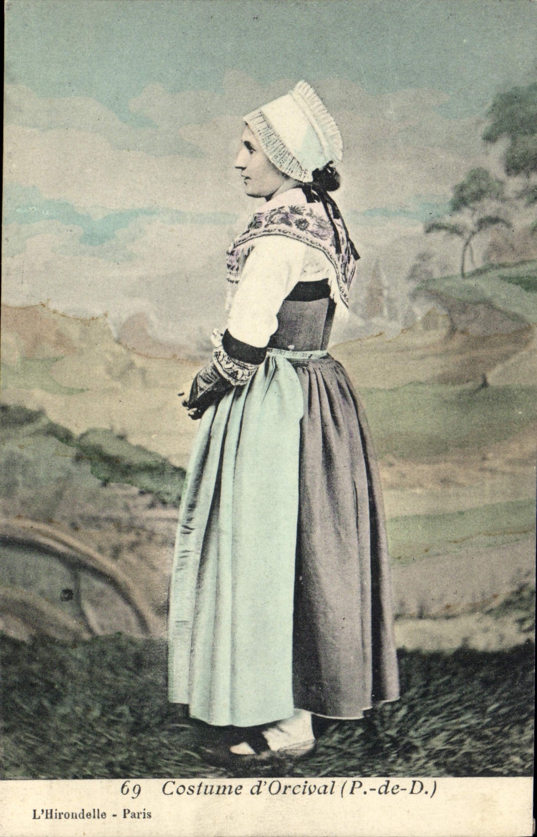 CPA Folklore Costume d'Orcival 