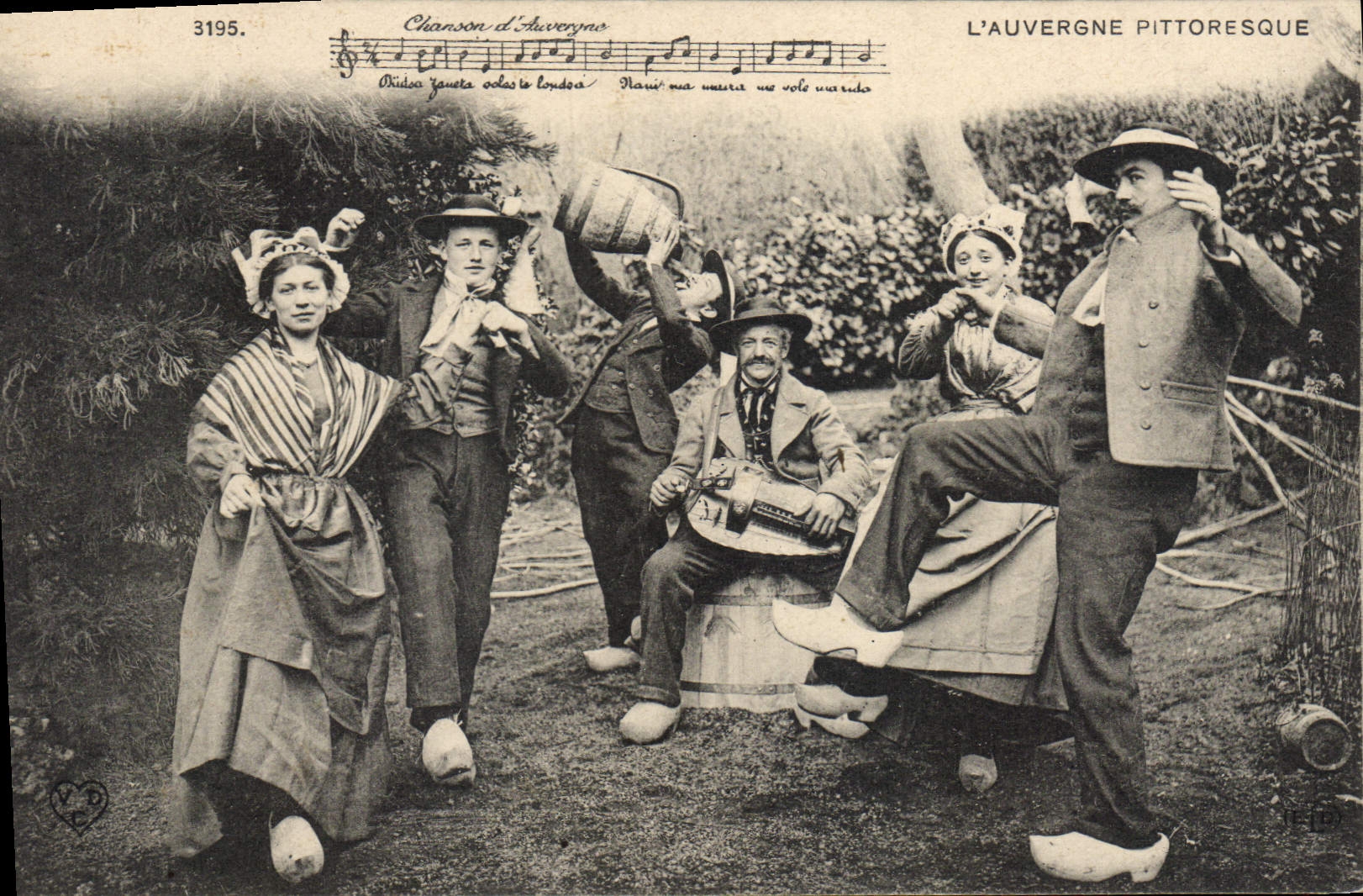 CPA Folklore L'Auvergne Pittoresque 