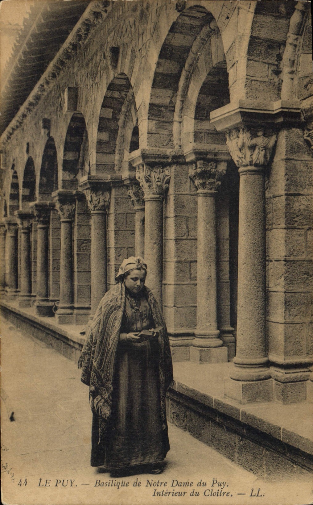 CPA Folklore Le Puy basilique de Notre dame du Puy Interieur du Cloitre 