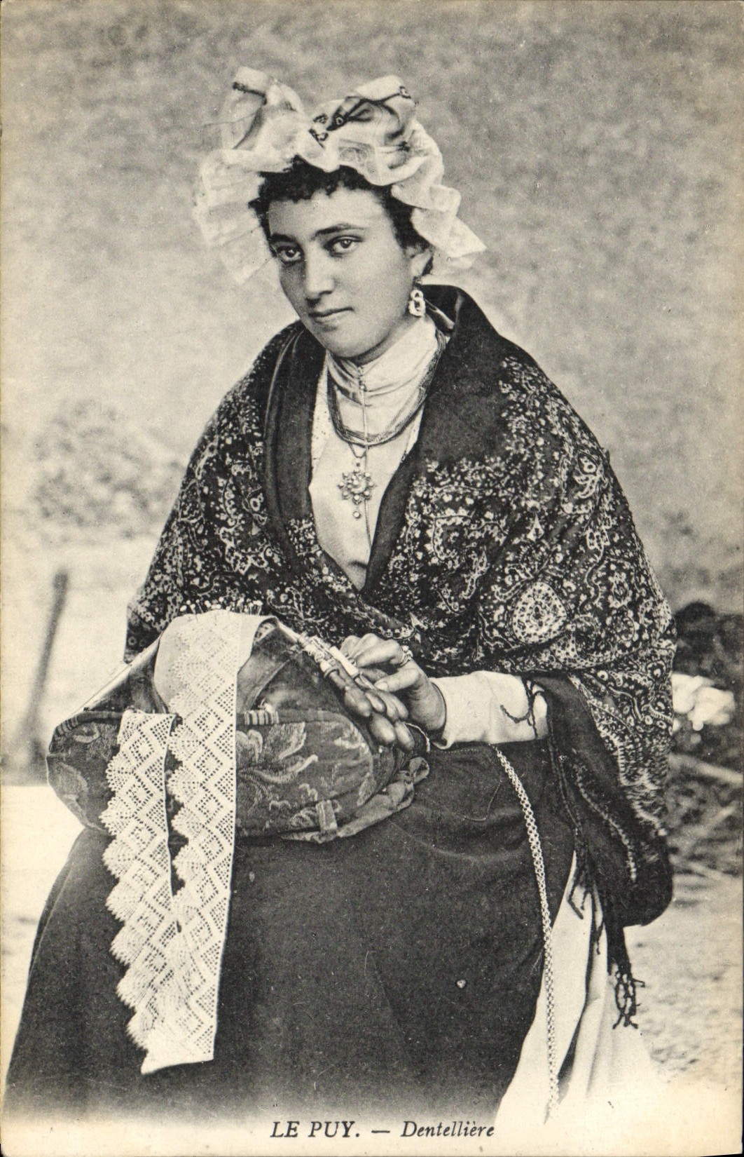 CPA Folklore Le Puy Dentelliere 