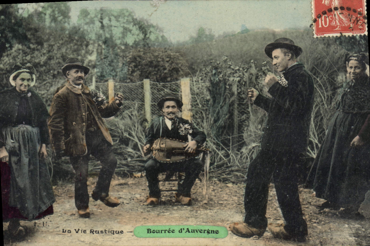CPA Folklore Bouree d'Auvergne la vie Rustique 