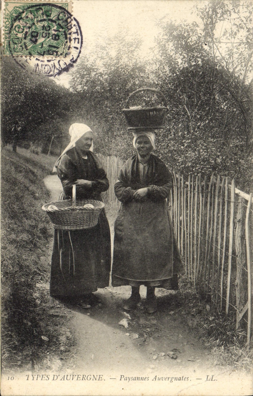 CPA Folklore Types d'Auvergne Paysanne Autergnates 