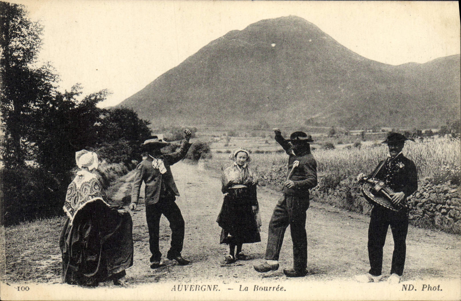 CPA Folklore Auvergne La Bourree 