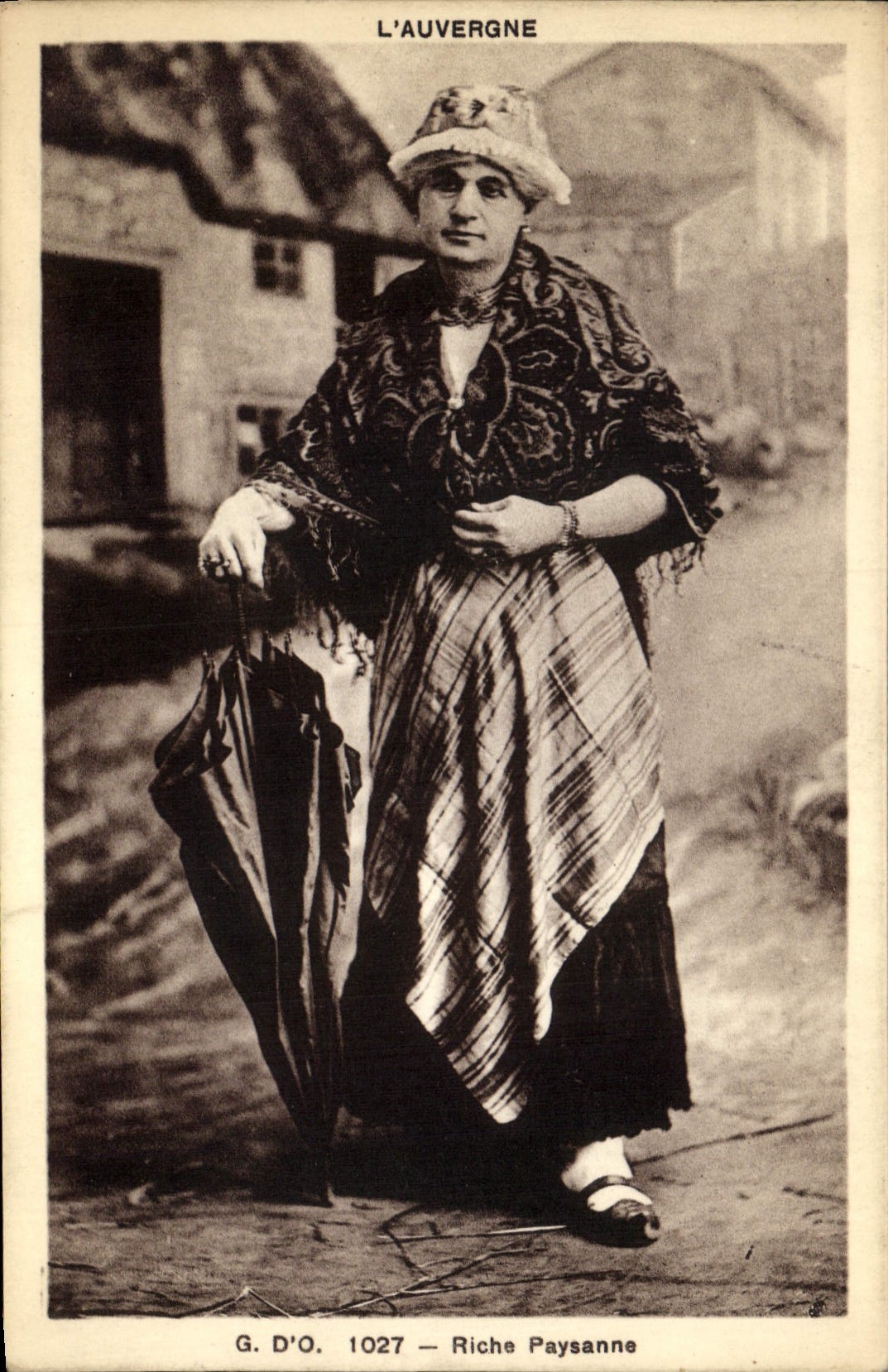 CPA Folklore L'Auvergne Riche Paysanne 