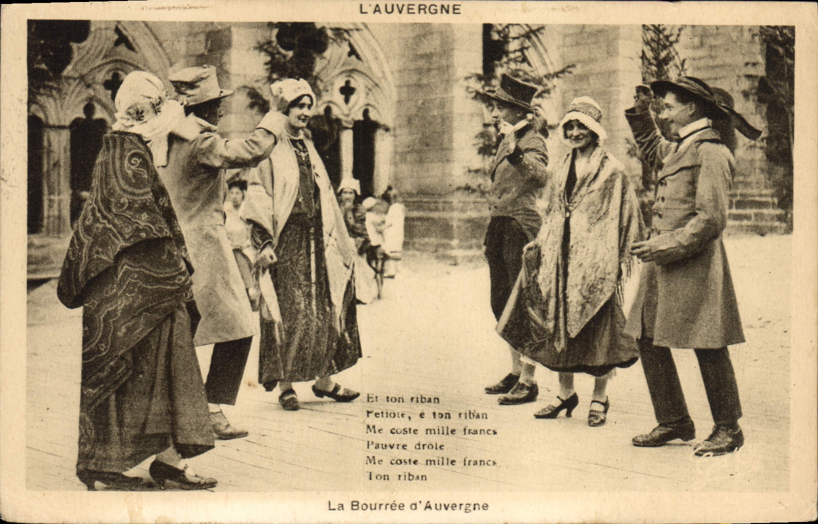 CPA Folklore L''Auvergne la Bourree d'Auvergne