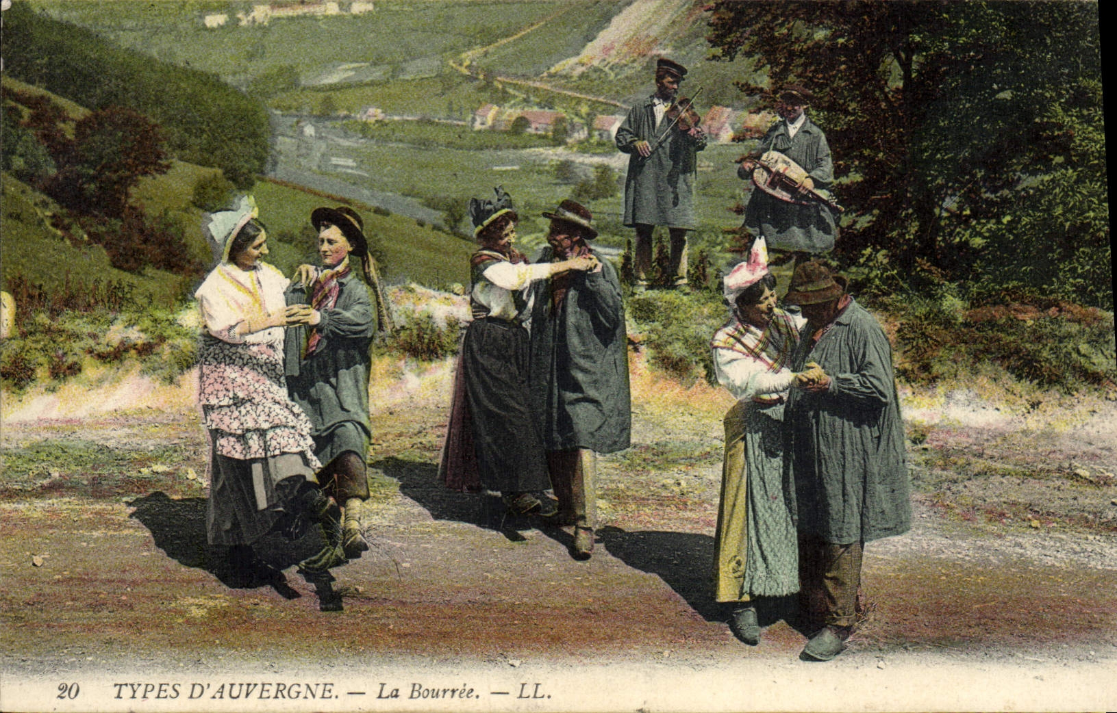 CPA Folklore Types d'Auvergne La Bourree