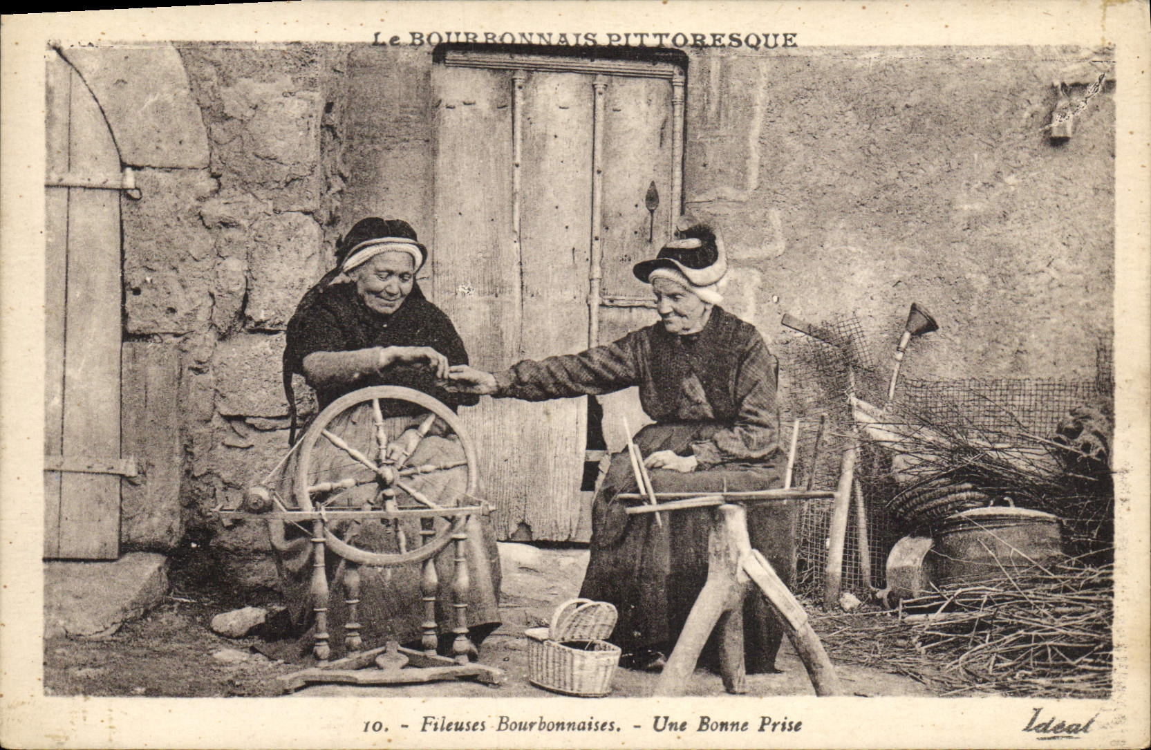CPA Folklore Fileuses Bourbonnaises une bonne Prise