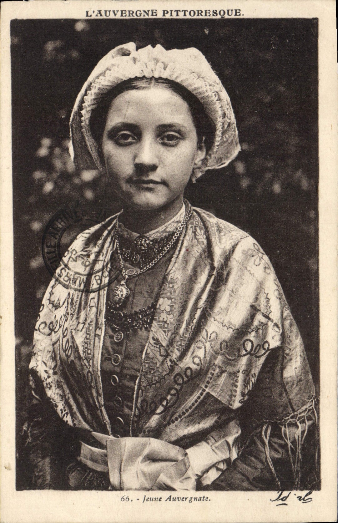 CPA Folklore L'Auvergne Pittoresque jeune Auvergnate