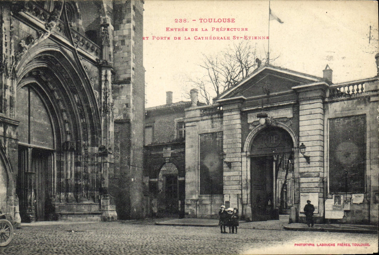 CPA Toulouse Entrer de la Prefecture et Porte de la Cathedrale St Etienne 