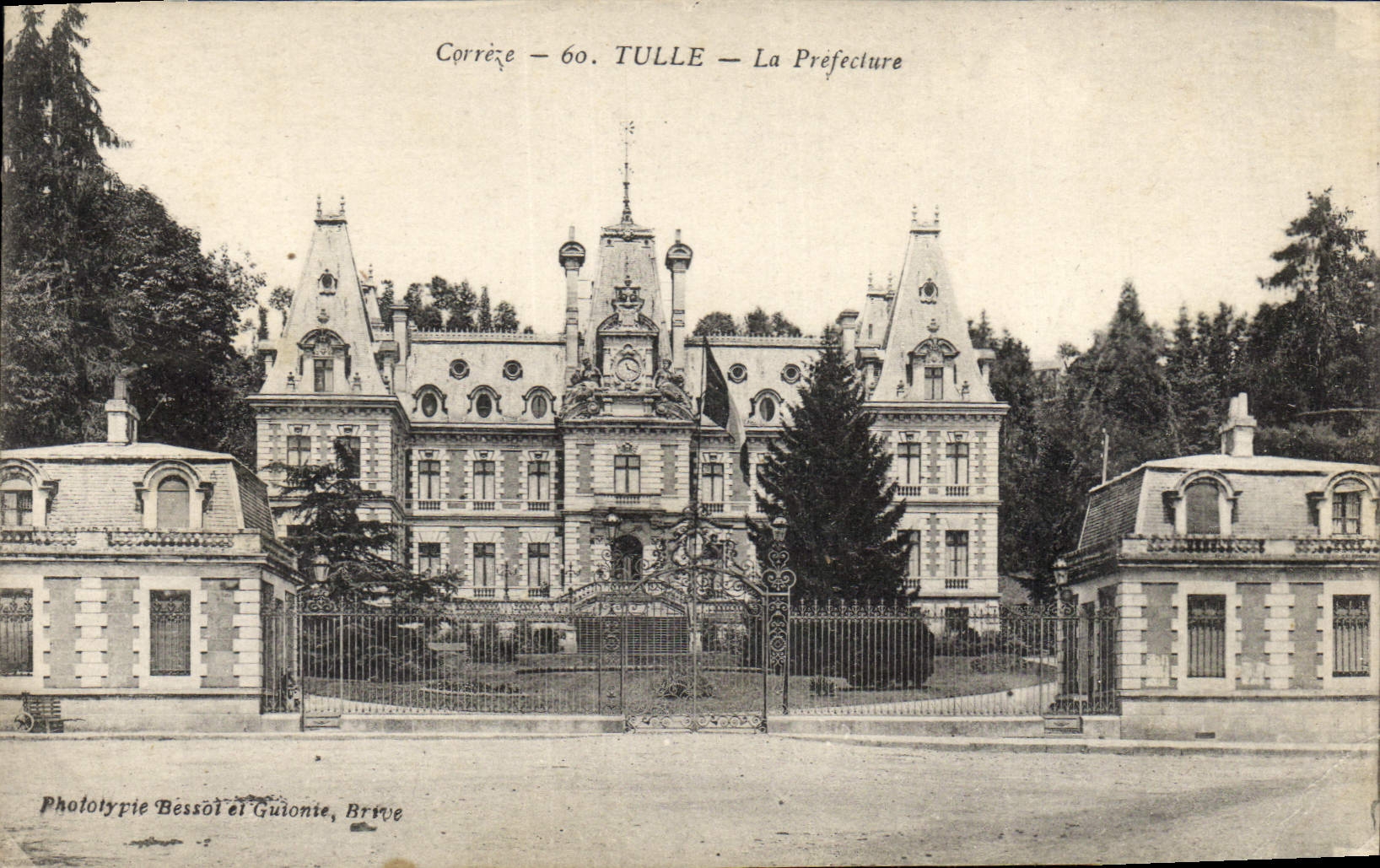 CPA Correze Tulle La Prefecture 