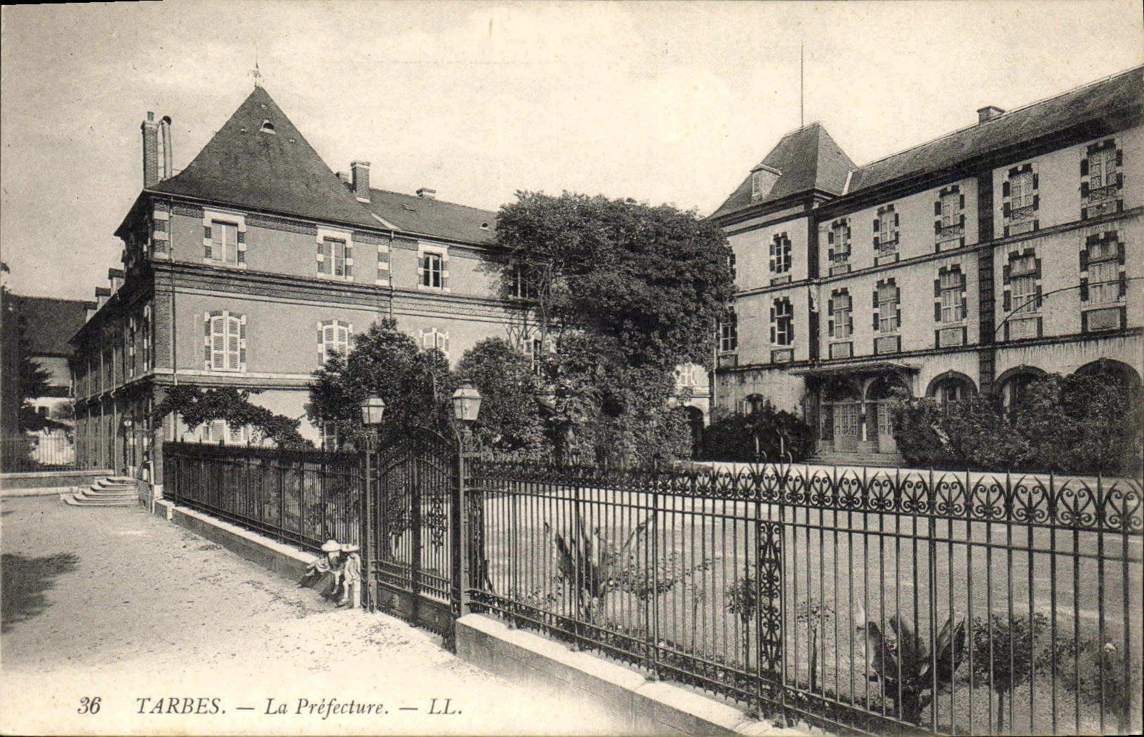 CPA Tarbes La Prefecture 