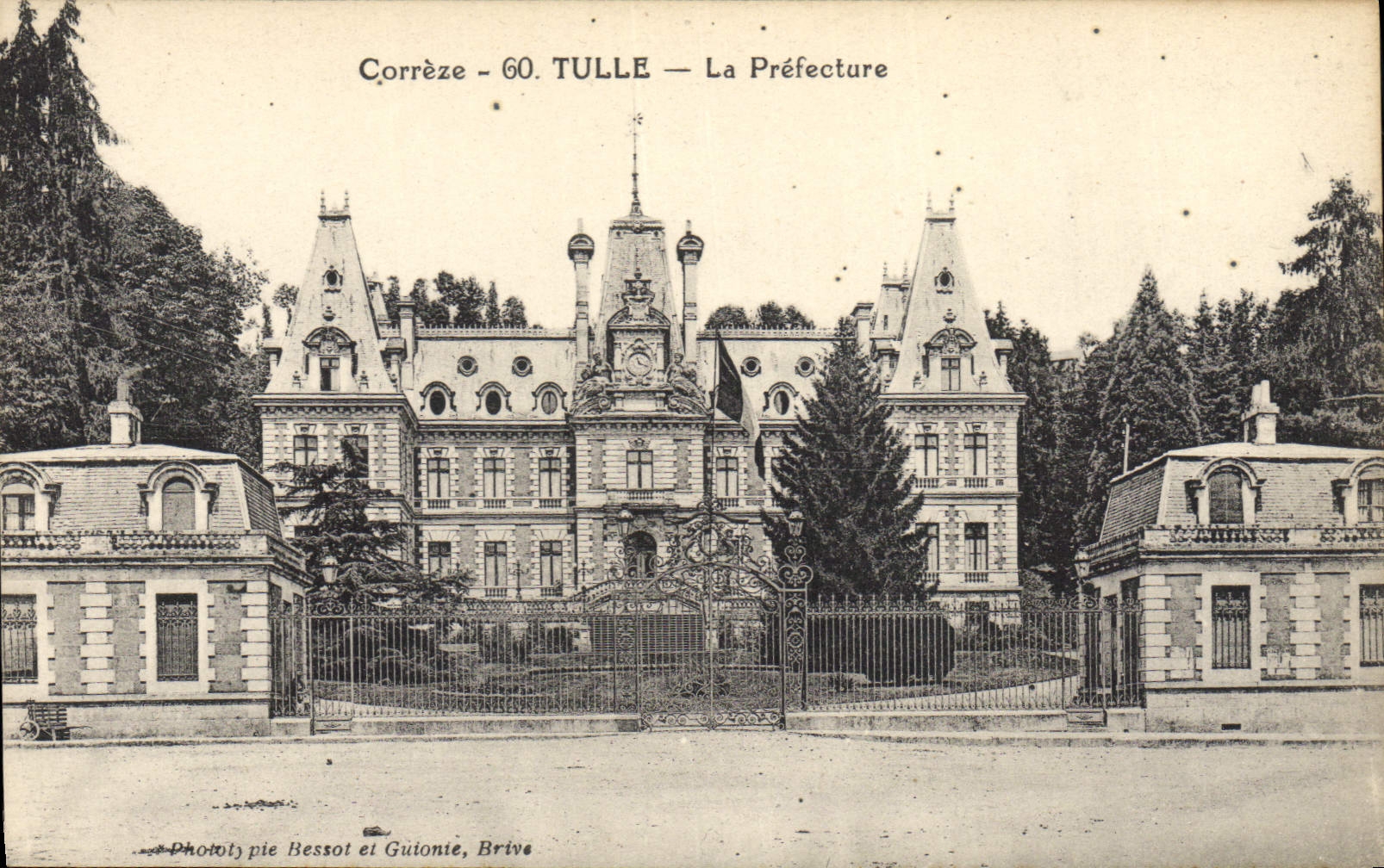 CPA Correze Tulle La Prefecture 