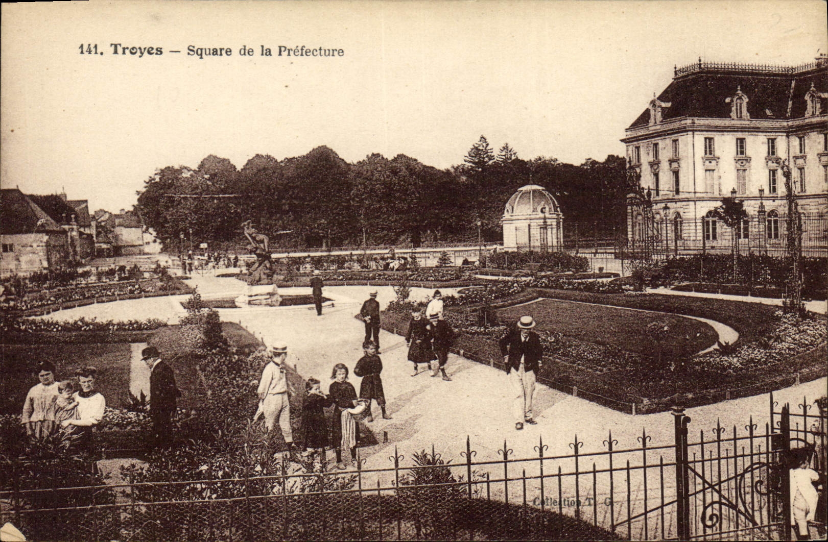 CPA Troyes Square de la Prefecture 