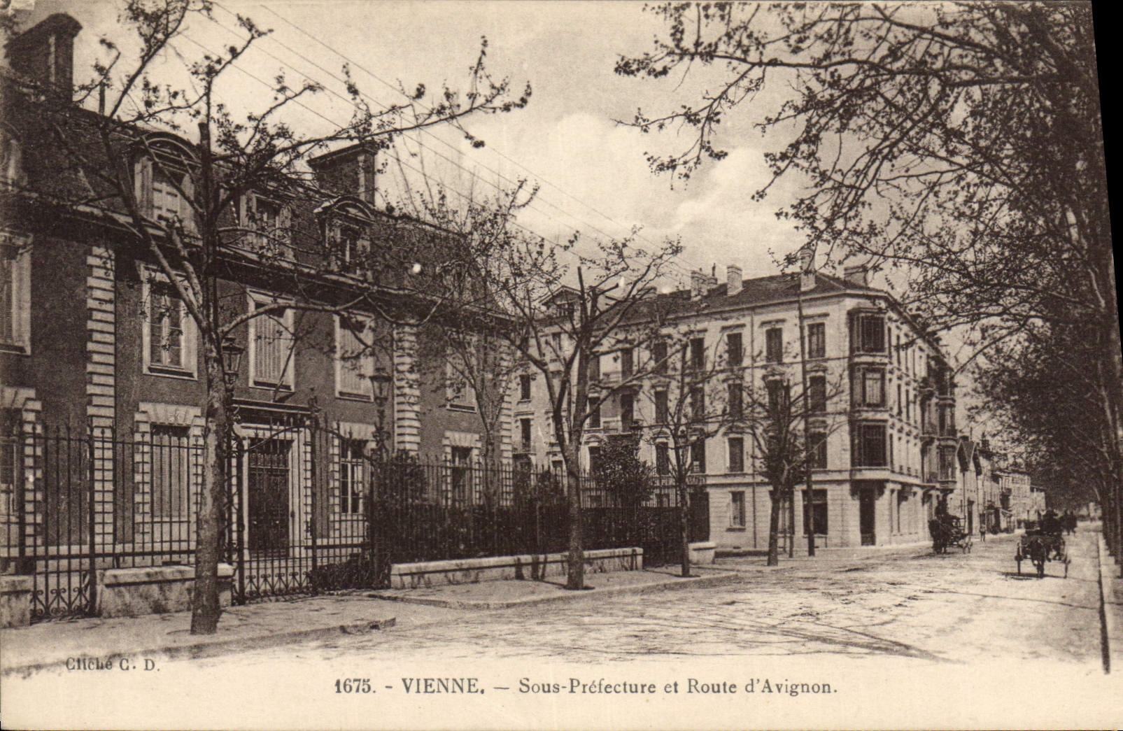 CPA Vienne Sous Prefecture et Route d'Avignon