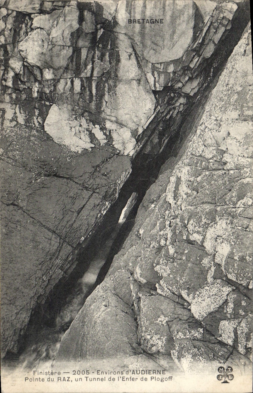 CPA Bretagne Environs d'Audierne pointe du Raz un Tunnel de l'enter de plogoff
