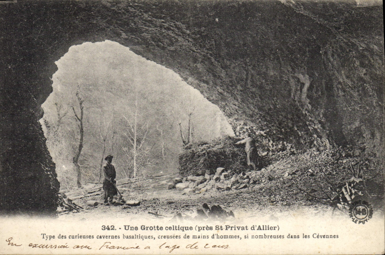 CPA Une grotte celtique pres St Privat d'Allier