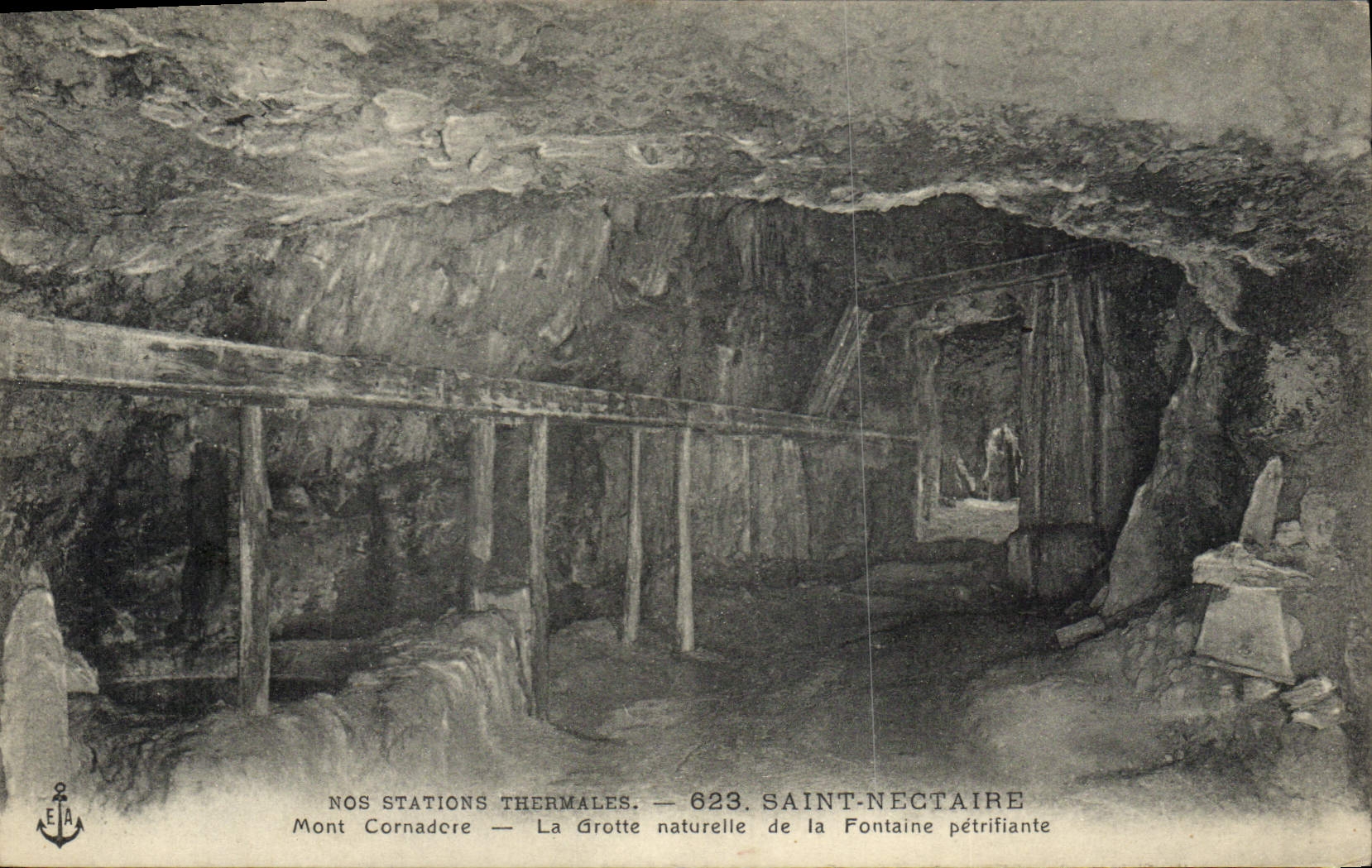 CPA Nos stations Thehmales Saint Nectaire la Grotte naturelle de la fontaine petrifiante
