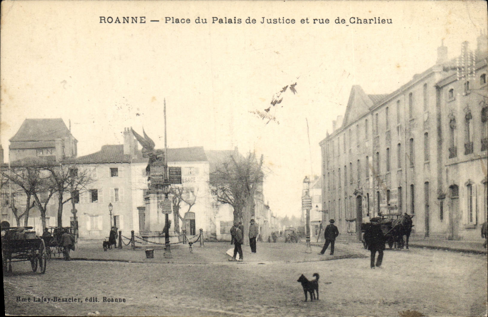 CPA Roanne place du Palais de Justice et rue de Charlieu 