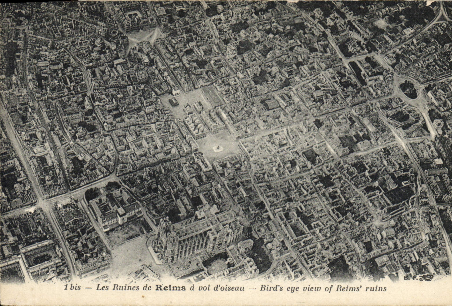 CPA Militaria Les ruines de Reims a vol d'oiseau 