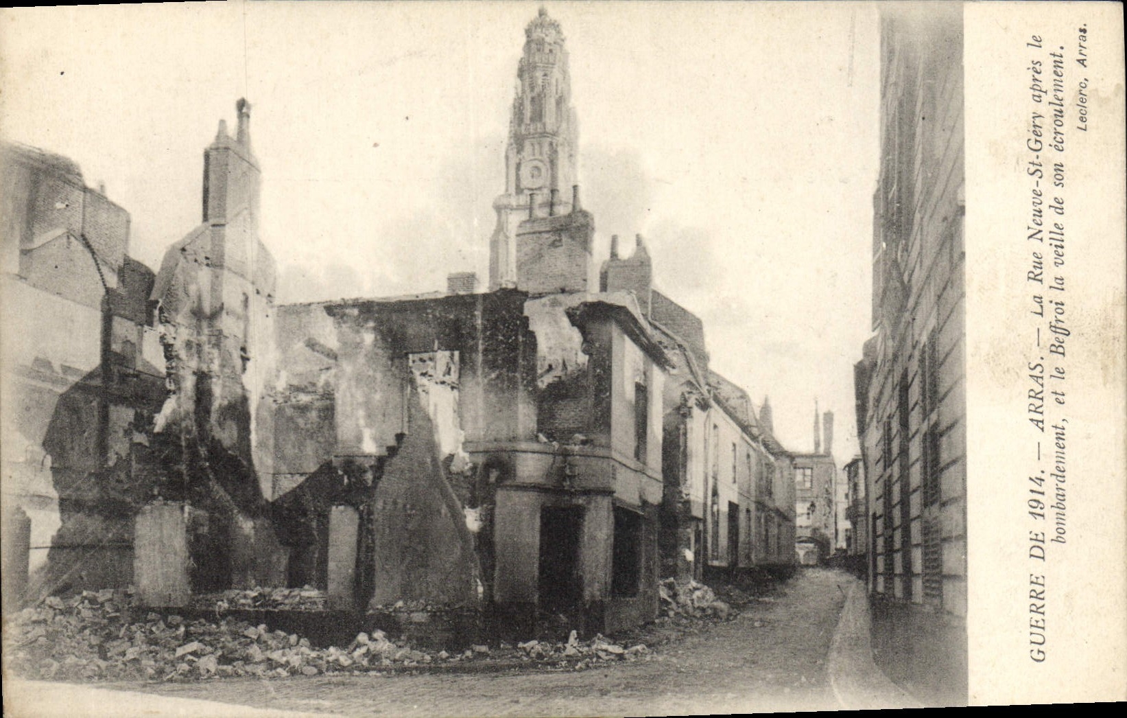 CPA Militaria Guerre de 1914 Arras la rue neuve St Gery apres le bombardement 