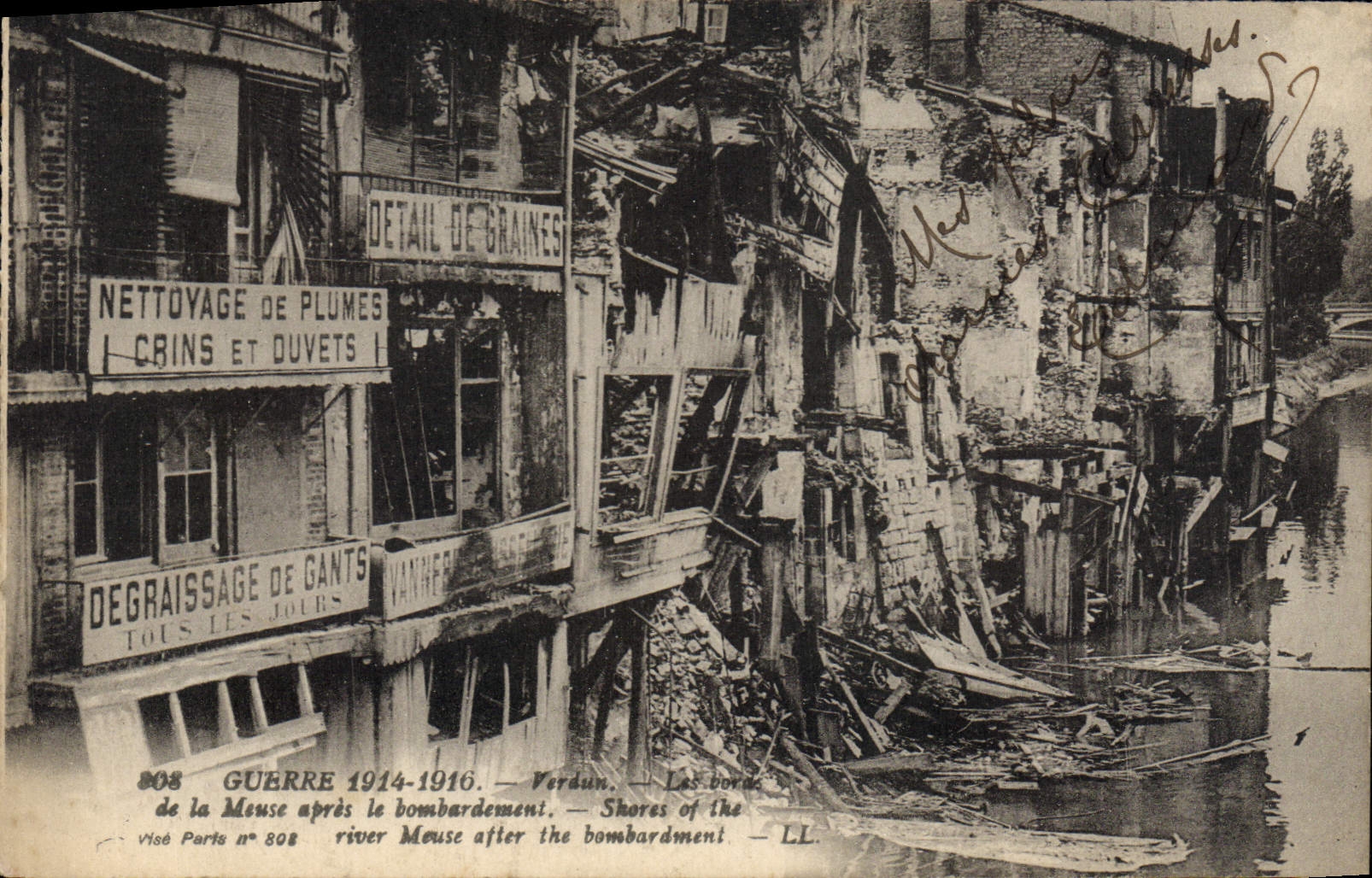 CPA Militaria Verdun les Bords de la Meuse apres le bombardement 