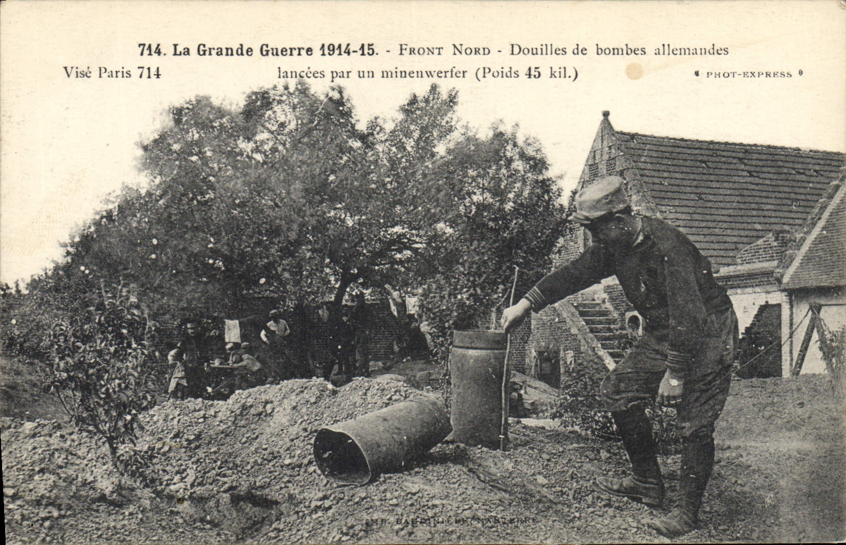 CPA Militaria La grande guerre 1914 15 Front Nord Douilles de bombes Allemandes 