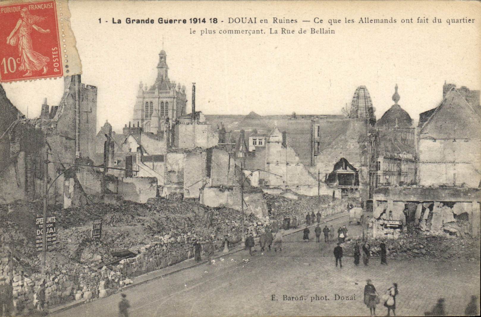 CPA Militaria La grande Guerre 1914 18 Douai en Ruines La rue de Bellain 