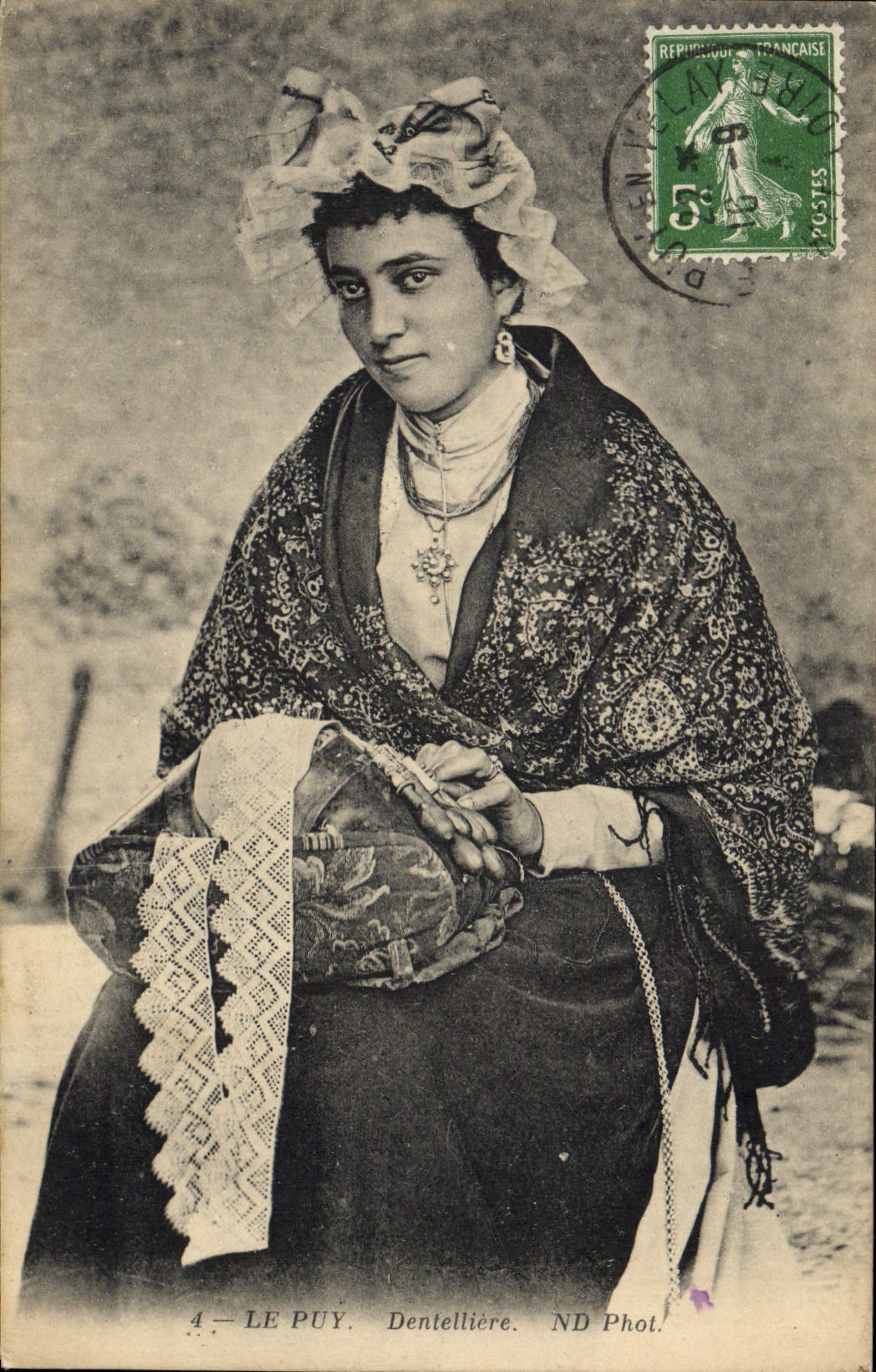 CPA Folklore Le Puy Dentelliere 