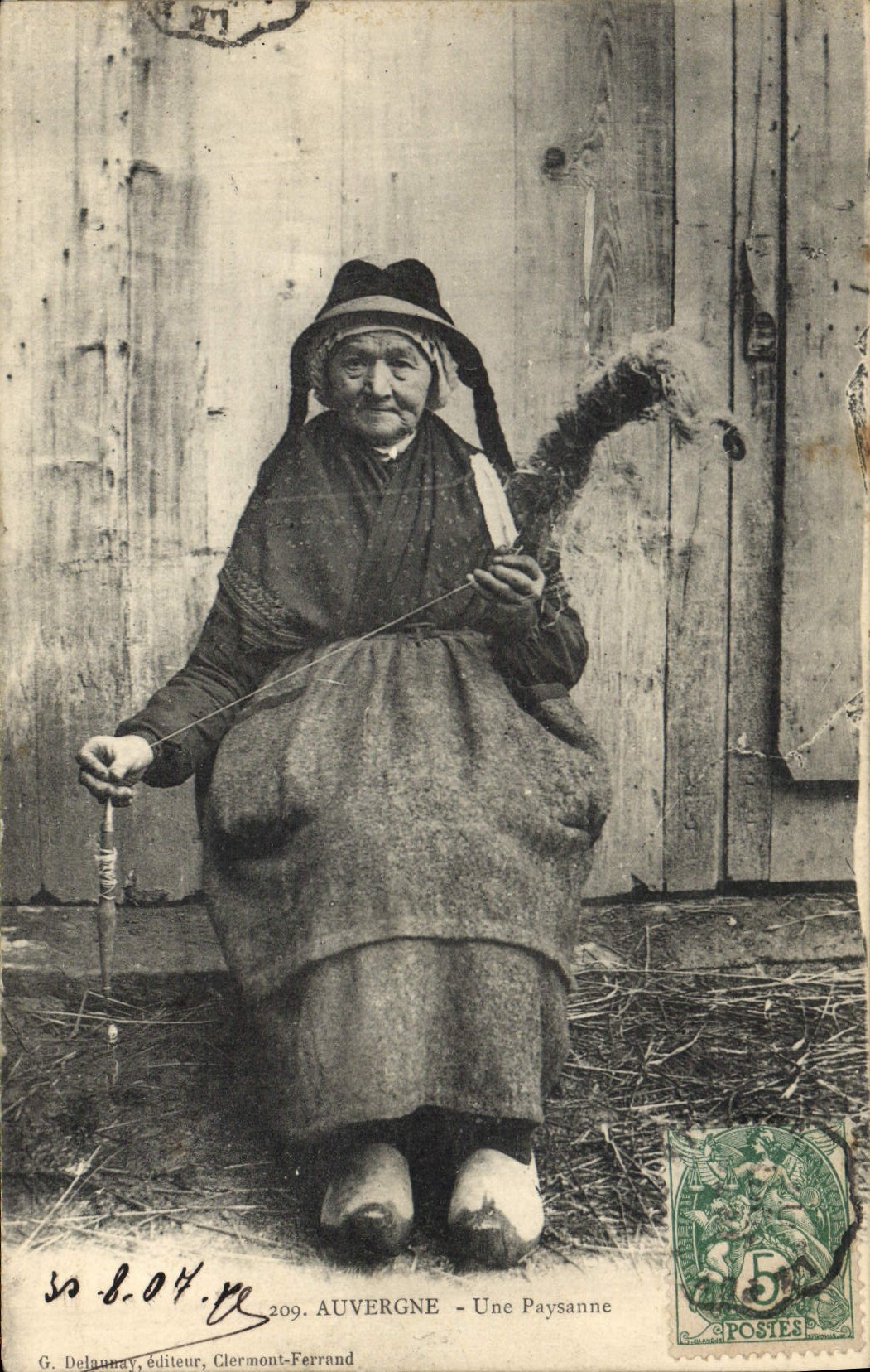 CPA Folklore Auvergne Une Paysanne 