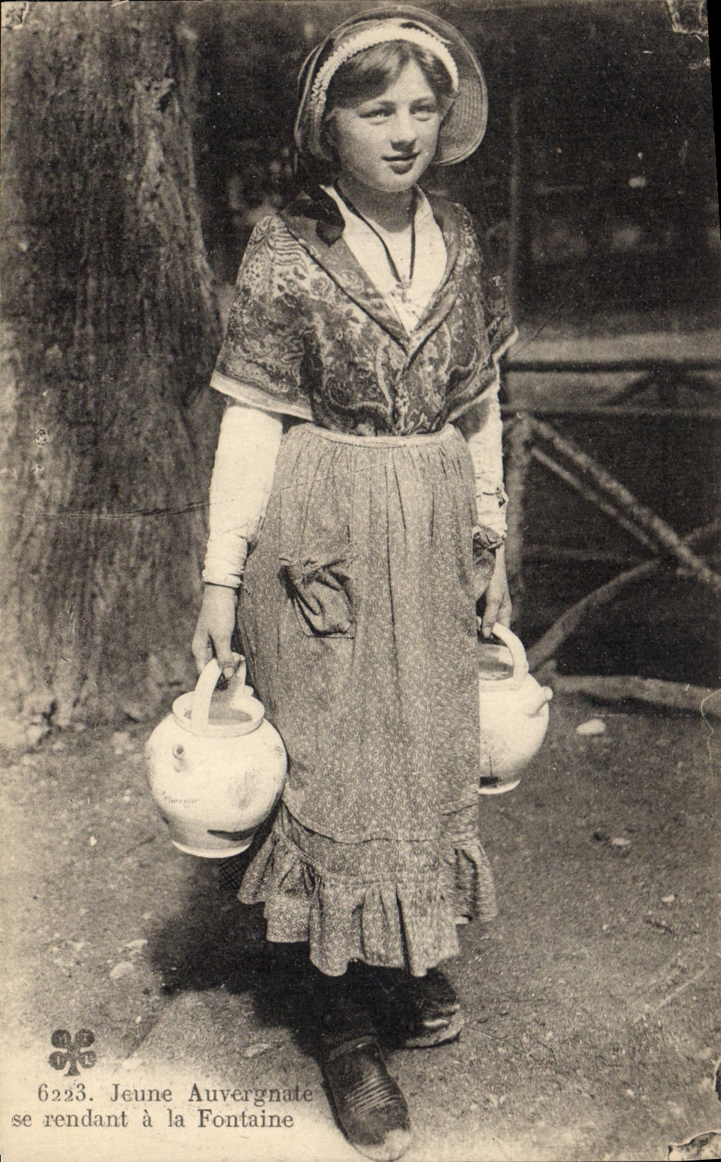 CPA Folklore Jeune Auvergnate se rendant a la Fontaine 