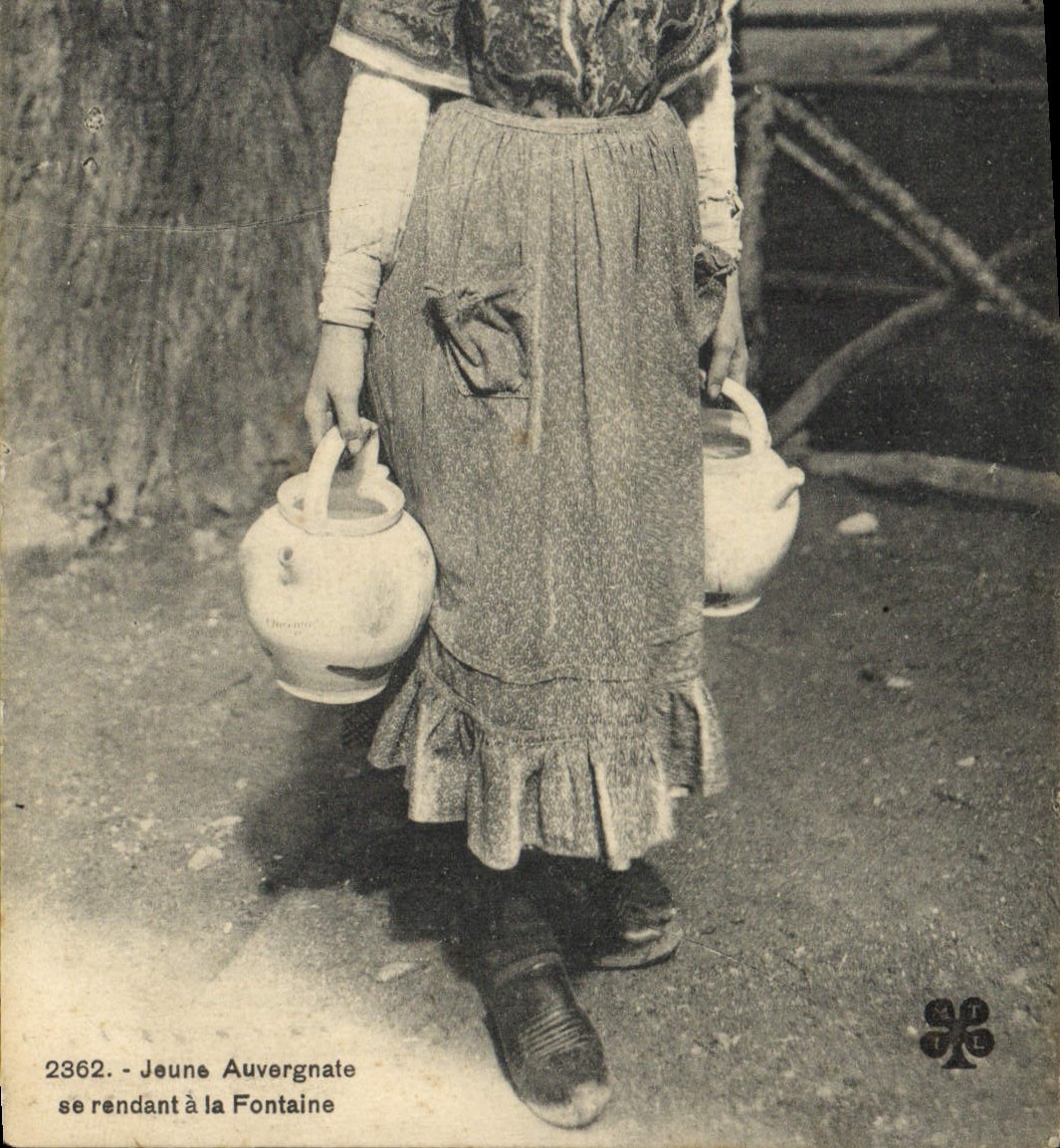 CPA Folklore Jeune Auvergnate se rendant a la Fontaine 